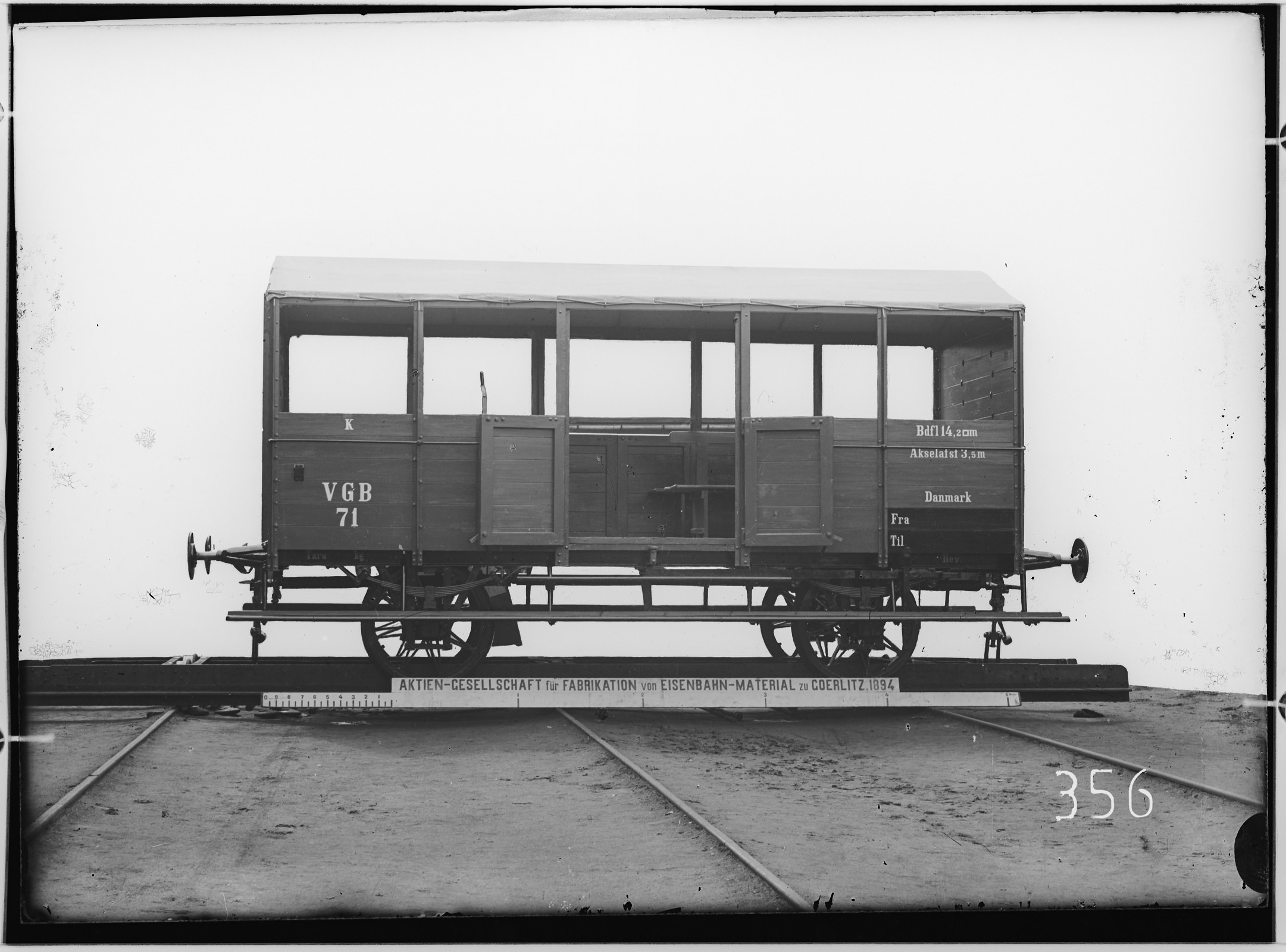 Fotografie: zweiachsiger dänischer Personentransportwagen mit geöffneter Tür, 1894 (Schenkung der Bombardier Transportation, Werk Görlitz | Eigentum/Sammlung der Verkehrsmuseums Dresden gGmbH CC BY-NC-SA)