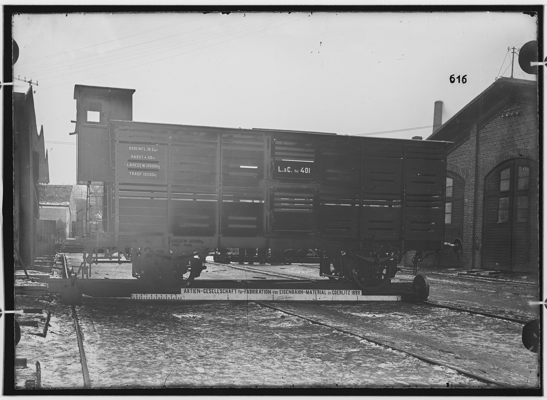 Fotografie: zweiachsiger doppelbödiger Viehtransportwagen mit Bremse, 1899 (Schenkung der Bombardier Transportation, Werk Görlitz | Eigentum/Sammlung der Verkehrsmuseums Dresden gGmbH CC BY-NC-SA)