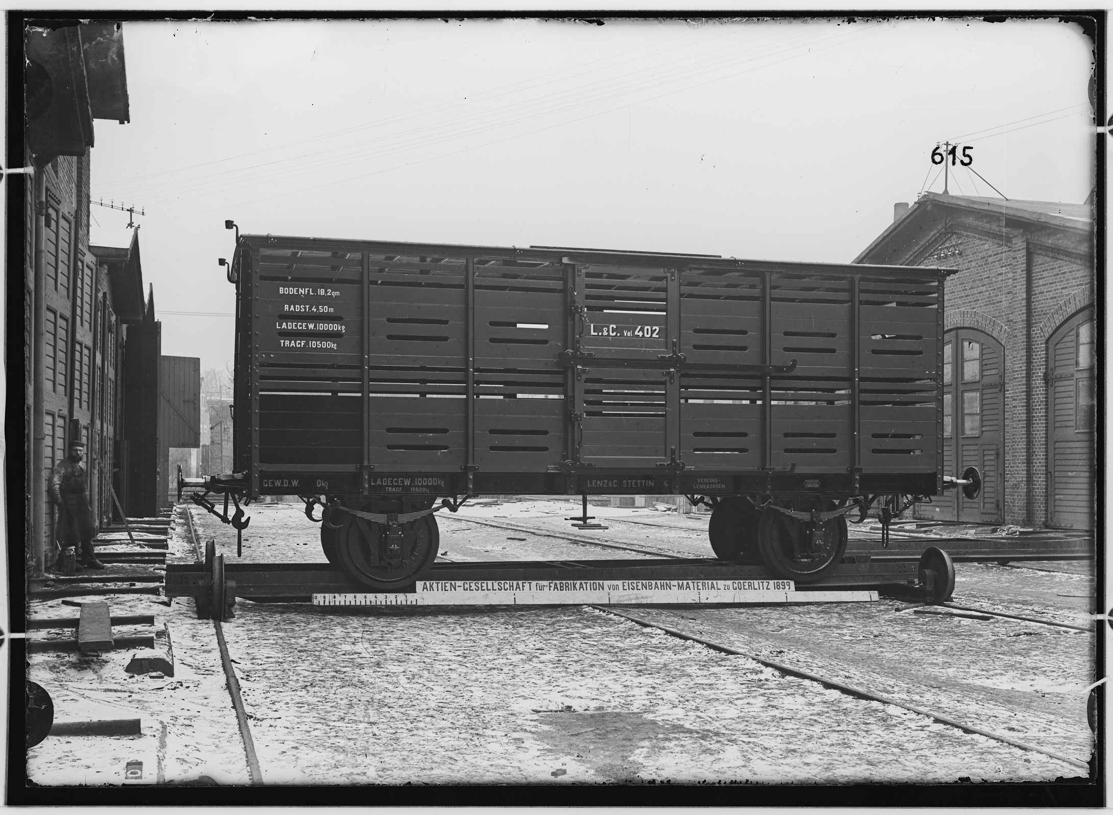 Fotografie: zweiachsiger doppelbödiger Viehtransportwagen ohne Bremse, 1899 (Schenkung der Bombardier Transportation, Werk Görlitz | Eigentum/Sammlung der Verkehrsmuseums Dresden gGmbH CC BY-NC-SA)