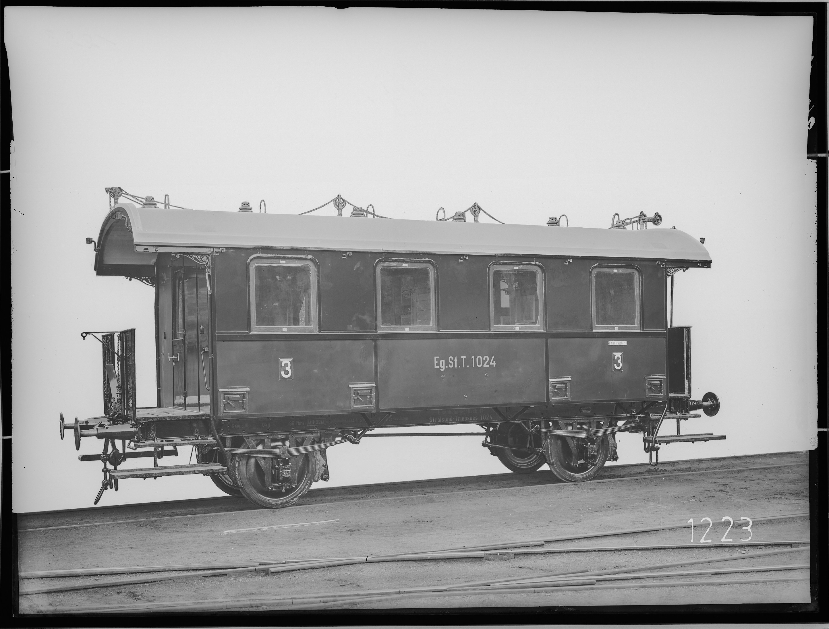 Fotografie: zweiachsiger Durchgangs-/ Personenwagen dritte Klasse, 1913 (Schenkung der Bombardier Transportation, Werk Görlitz | Eigentum/Sammlung der Verkehrsmuseums Dresden gGmbH CC BY-NC-SA)