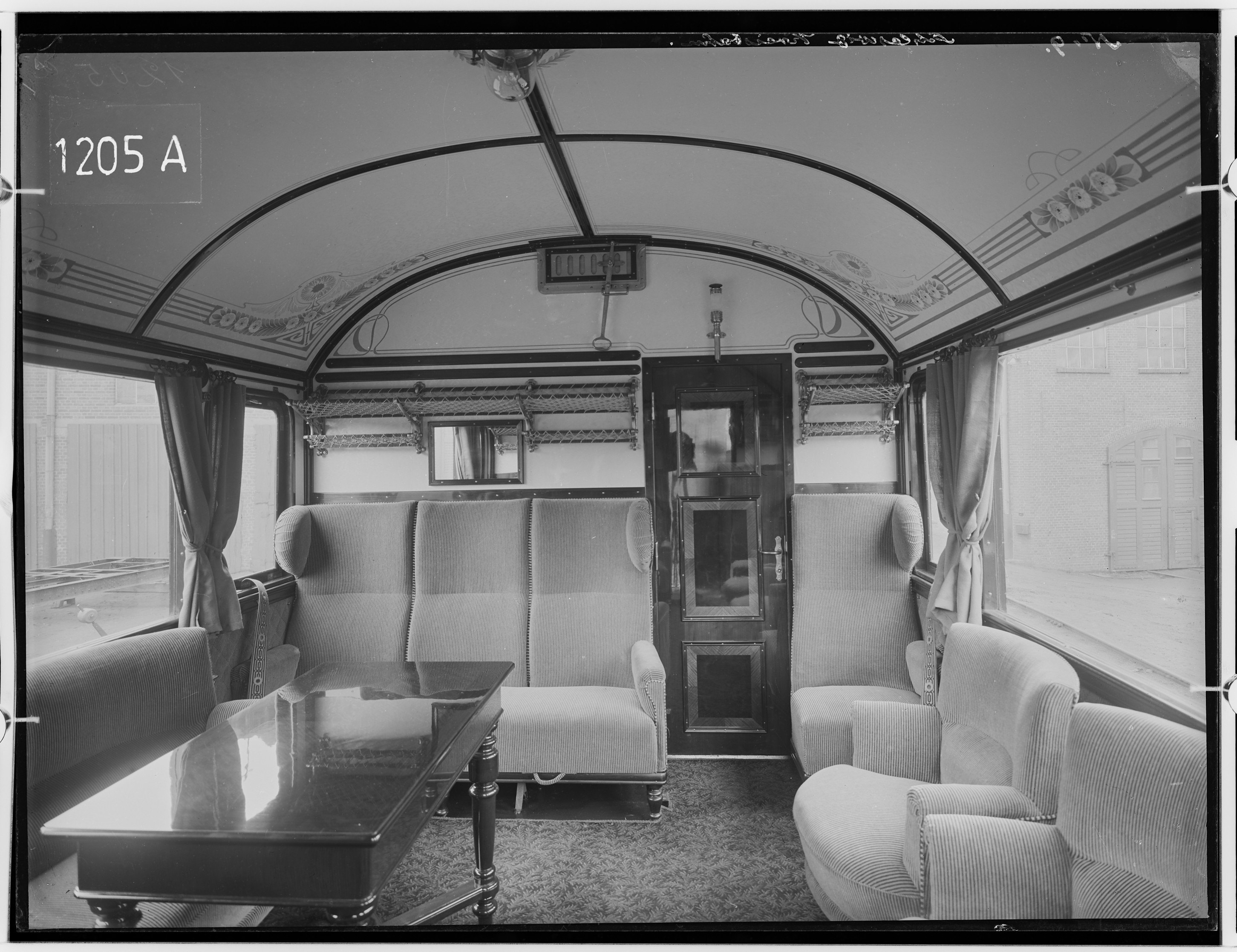 Fotografie: zweiachsiger Durchgangs-/ Personenwagen zweite und dritte Klasse (Salon), 1906 (Schenkung der Bombardier Transportation, Werk Görlitz | Eigentum/Sammlung der Verkehrsmuseums Dresden gGmbH CC BY-NC-SA)