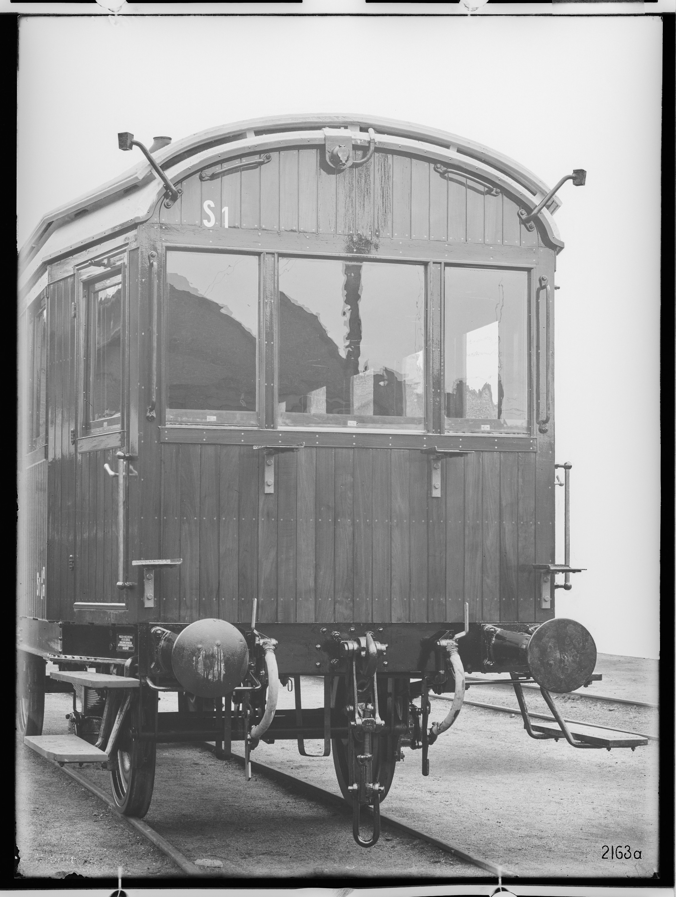Fotografie: zweiachsiger Durchgangs-/ Salonwagen für Marokko (Stirnansicht I), 1922 (Schenkung der Bombardier Transportation, Werk Görlitz | Eigentum/Sammlung der Verkehrsmuseums Dresden gGmbH CC BY-NC-SA)