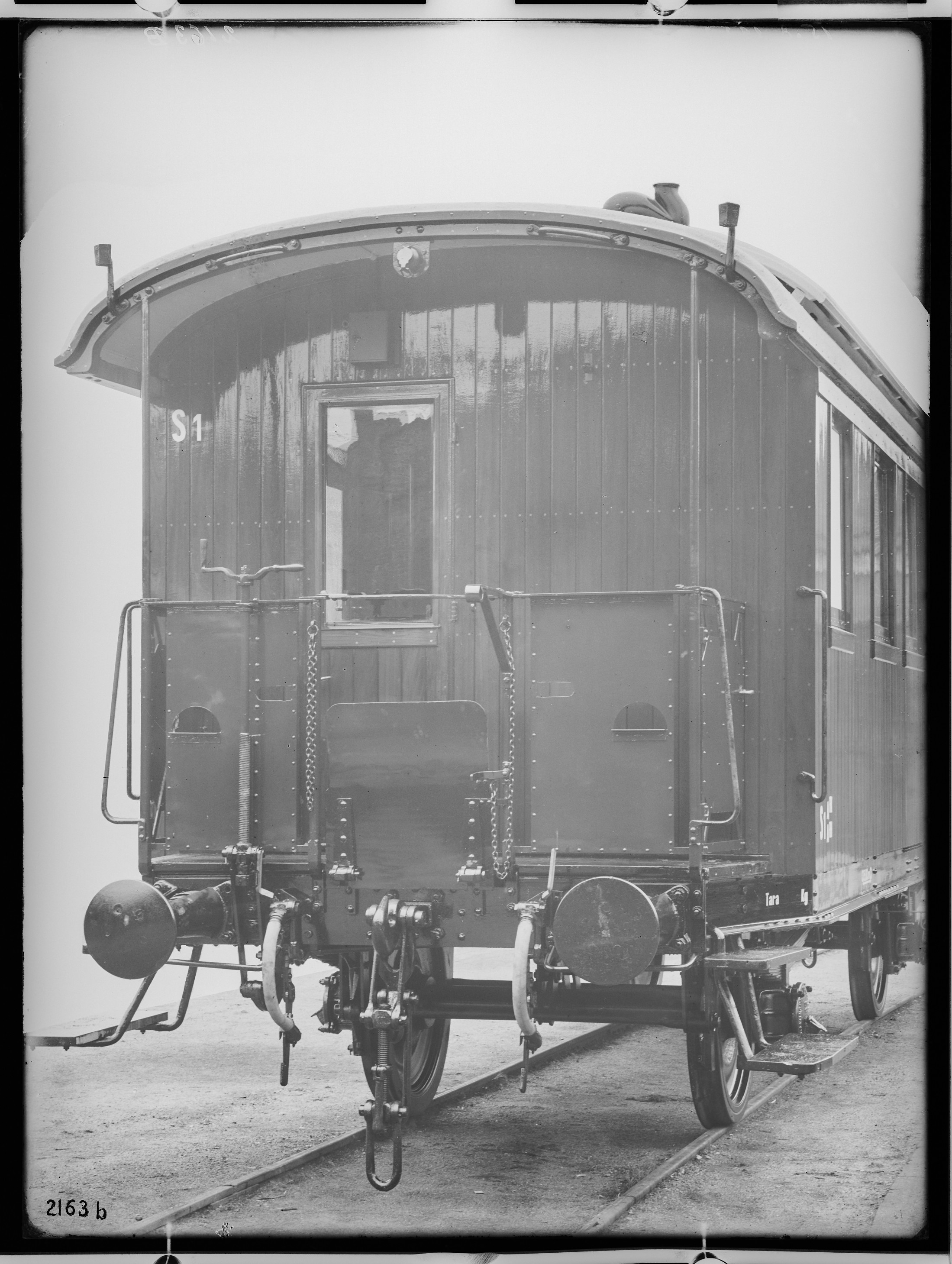 Fotografie: zweiachsiger Durchgangs-/ Salonwagen für Marokko (Stirnansicht II), 1922 (Schenkung der Bombardier Transportation, Werk Görlitz | Eigentum/Sammlung der Verkehrsmuseums Dresden gGmbH CC BY-NC-SA)