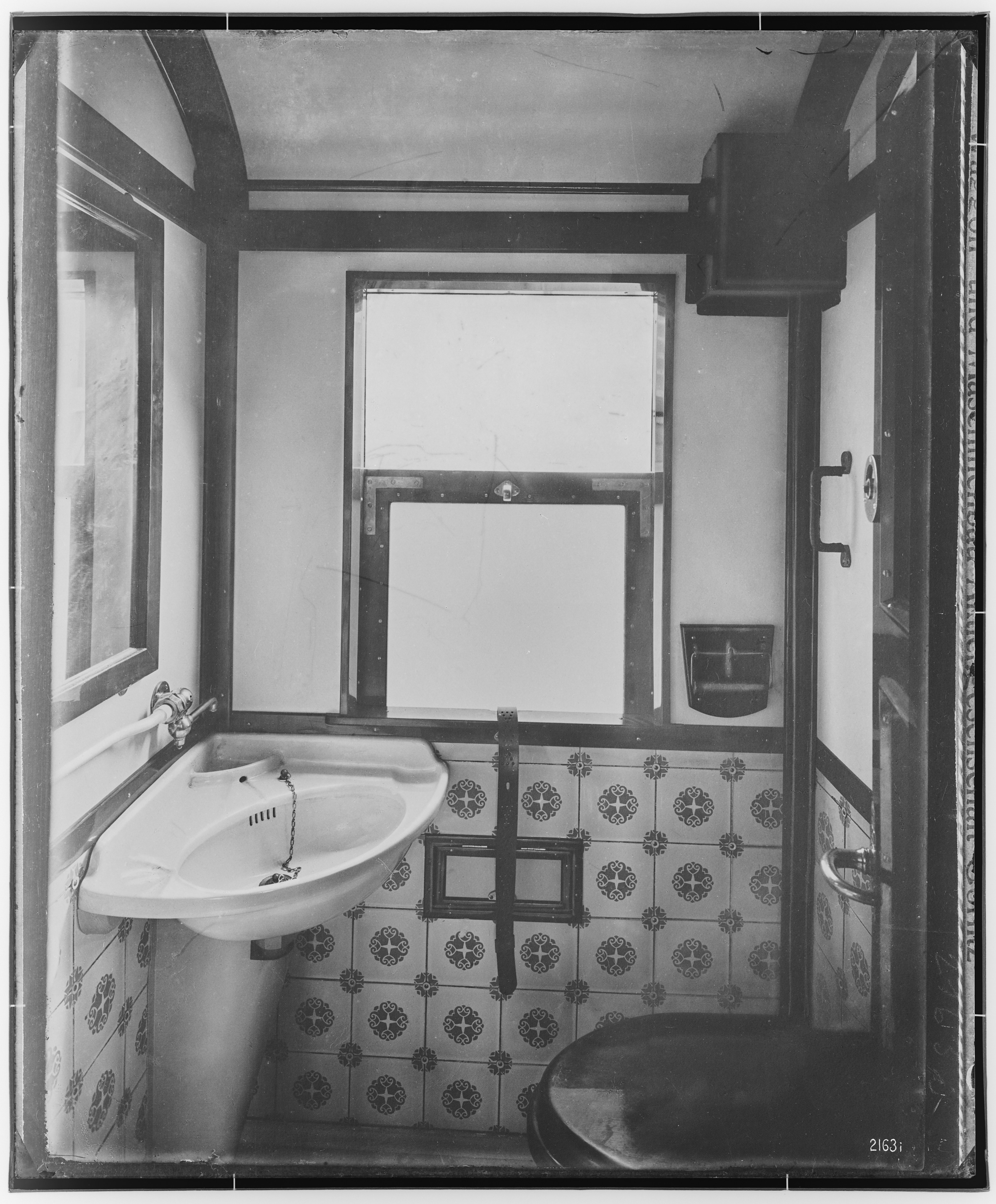 Fotografie: zweiachsiger Durchgangs-/ Salonwagen für Marokko (Toilette), 1922 (Schenkung der Bombardier Transportation, Werk Görlitz | Eigentum/Sammlung der Verkehrsmuseums Dresden gGmbH CC BY-NC-SA)