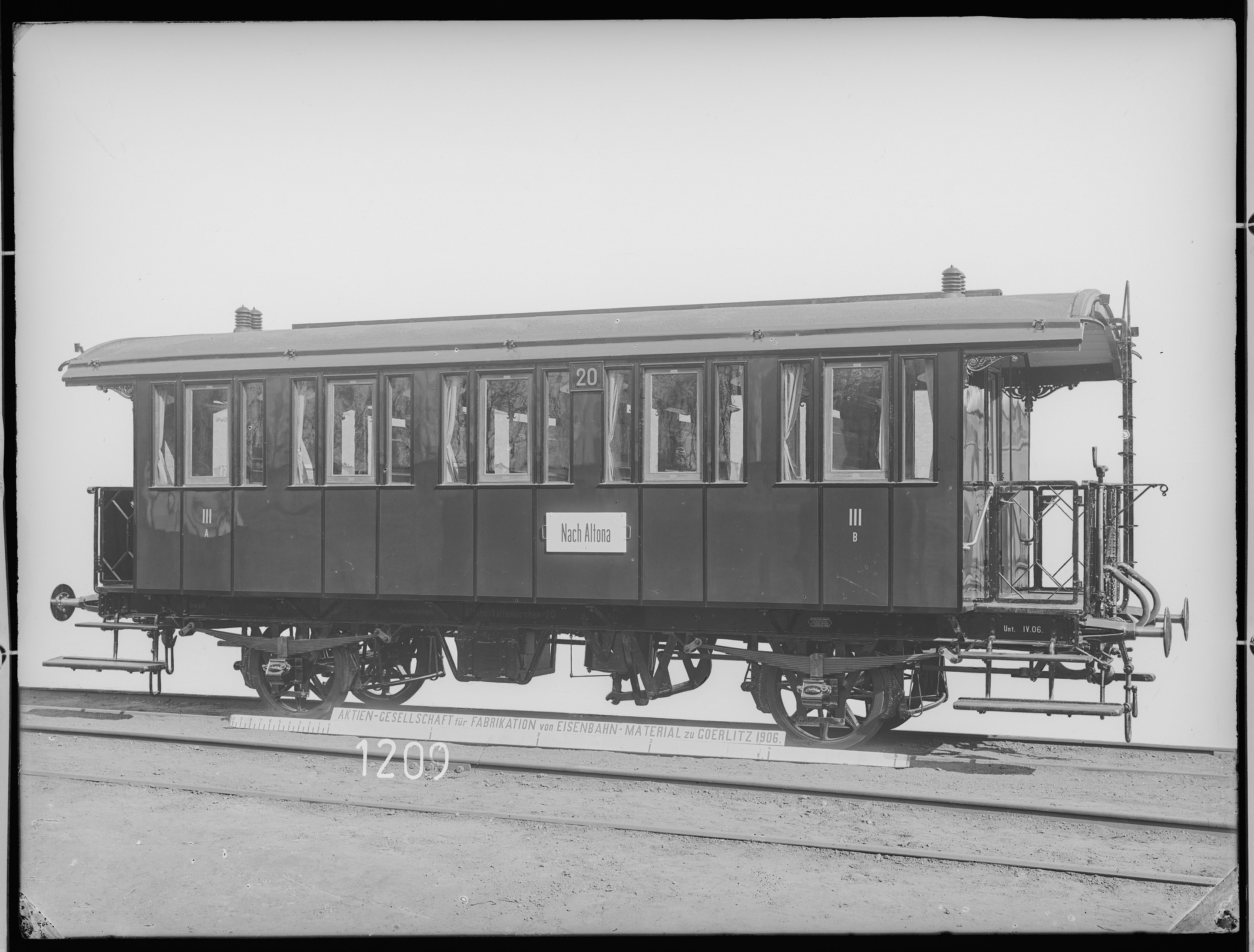 Fotografie: zweiachsiger Durchgangswagen dritte Klasse, 1906 (Schenkung der Bombardier Transportation, Werk Görlitz | Eigentum/Sammlung der Verkehrsmuseums Dresden gGmbH CC BY-NC-SA)