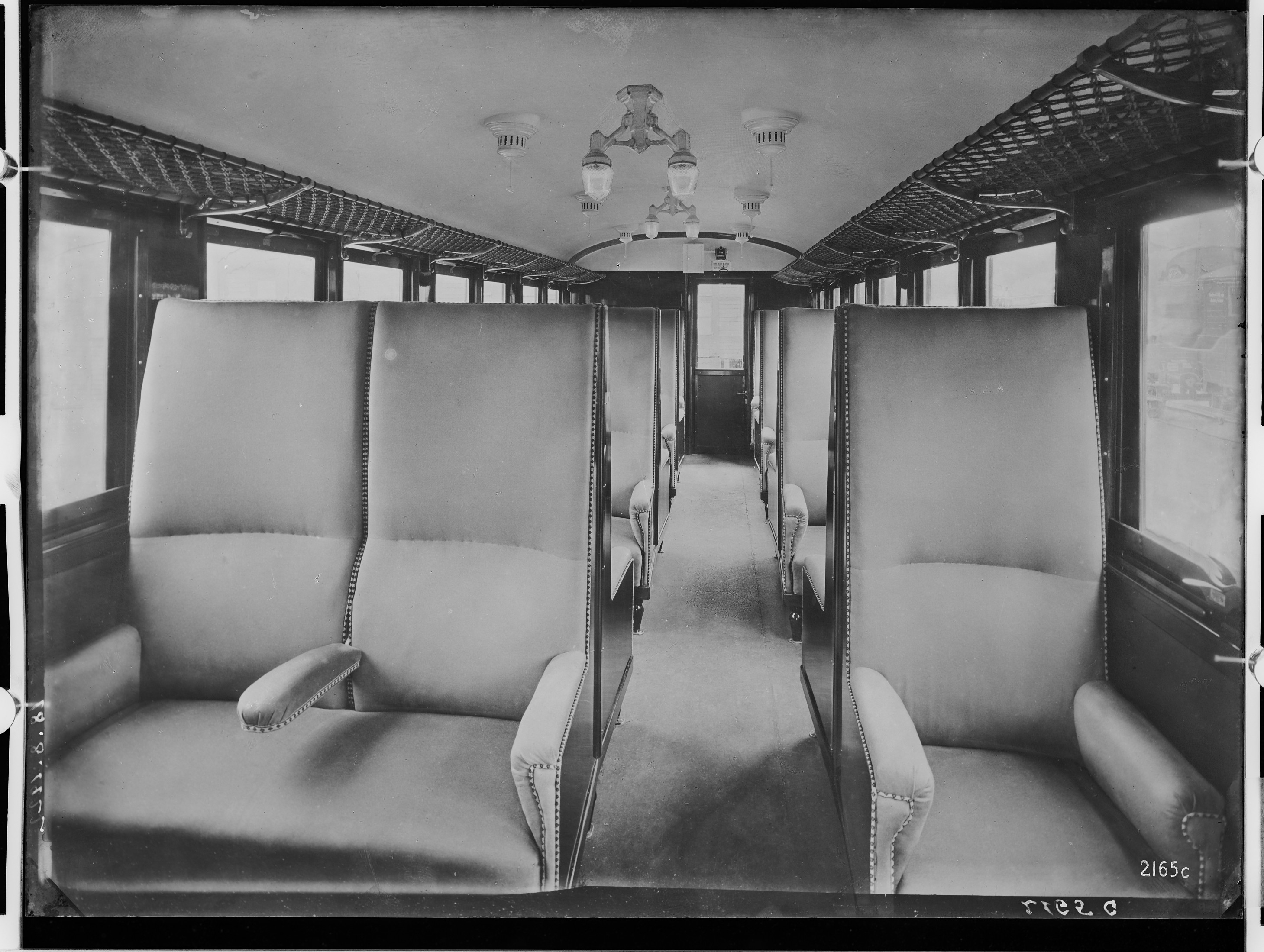 Fotografie: zweiachsiger Durchgangswagen erste Klasse (Marokko, Innenansicht), 1922 (Schenkung der Bombardier Transportation, Werk Görlitz | Eigentum/Sammlung der Verkehrsmuseums Dresden gGmbH CC BY-NC-SA)
