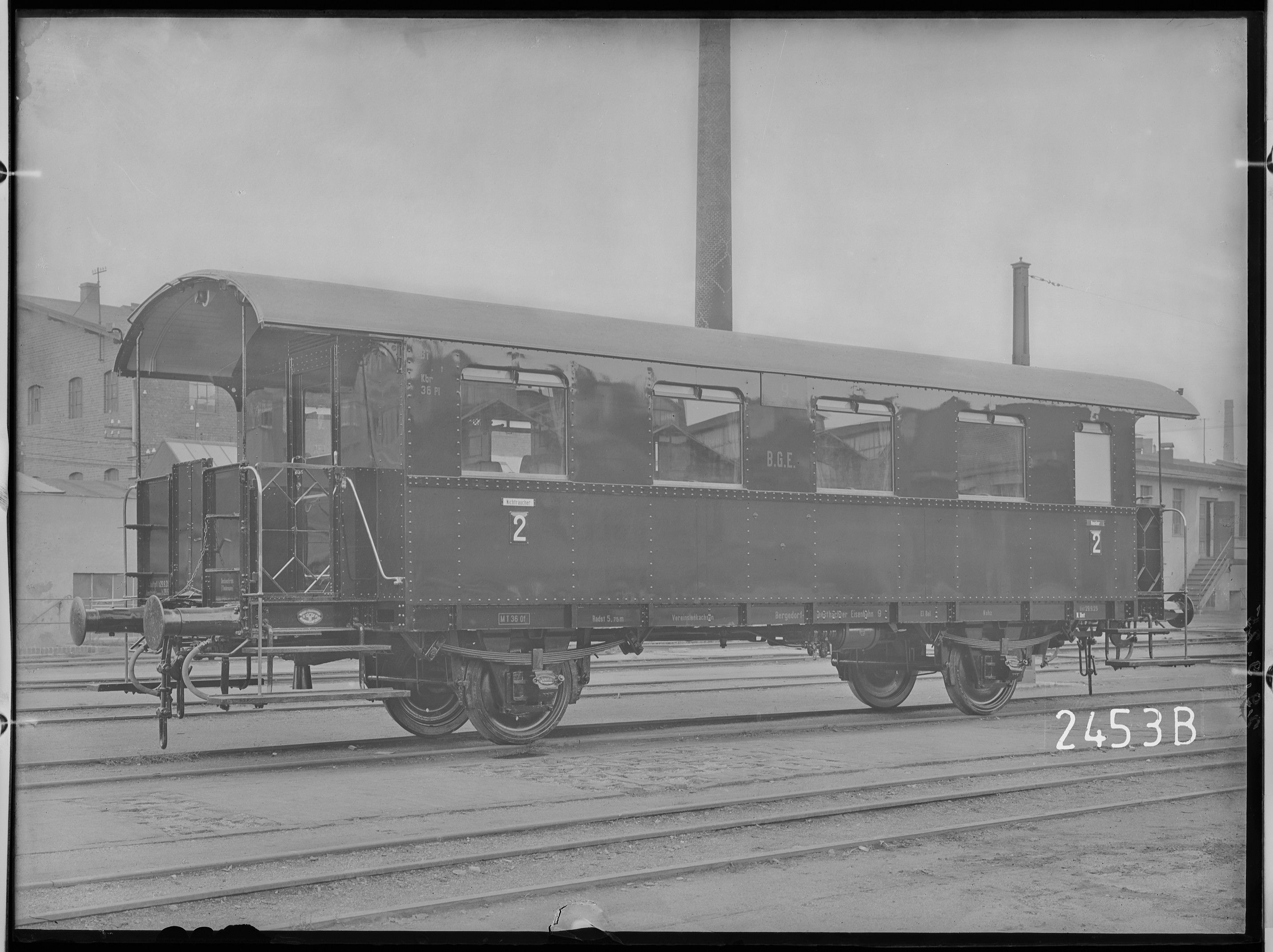 Fotografie: zweiachsiger Durchgangswagen zweite Klasse (Außenansicht), 1925 (Schenkung der Bombardier Transportation, Werk Görlitz | Eigentum/Sammlung der Verkehrsmuseums Dresden gGmbH CC BY-NC-SA)