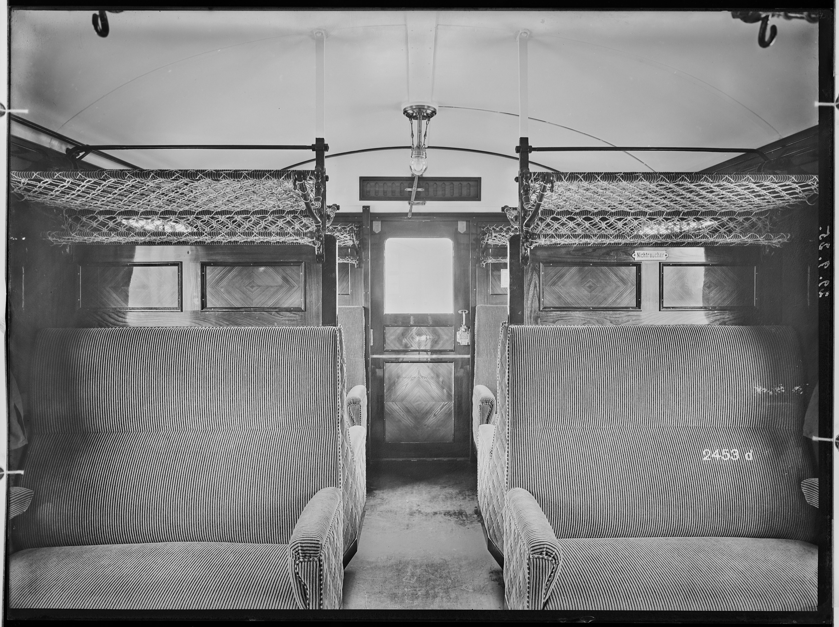 Fotografie: zweiachsiger Durchgangswagen zweite Klasse (Innenansicht), 1925 (Schenkung der Bombardier Transportation, Werk Görlitz | Eigentum/Sammlung der Verkehrsmuseums Dresden gGmbH CC BY-NC-SA)