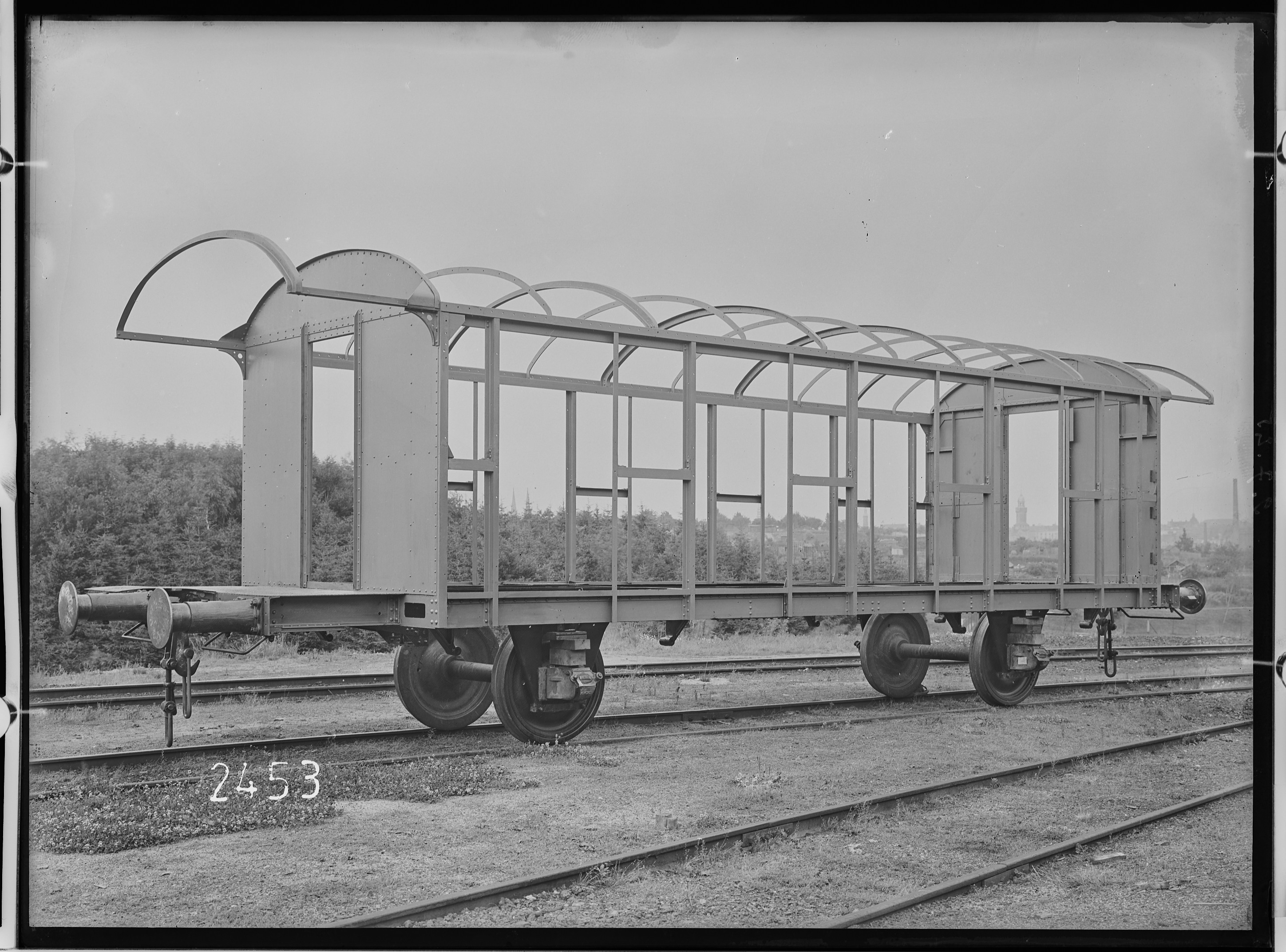 Fotografie: zweiachsiger Durchgangswagen zweite Klasse (Kastengerippe I), 1925 (Schenkung der Bombardier Transportation, Werk Görlitz | Eigentum/Sammlung der Verkehrsmuseums Dresden gGmbH CC BY-NC-SA)