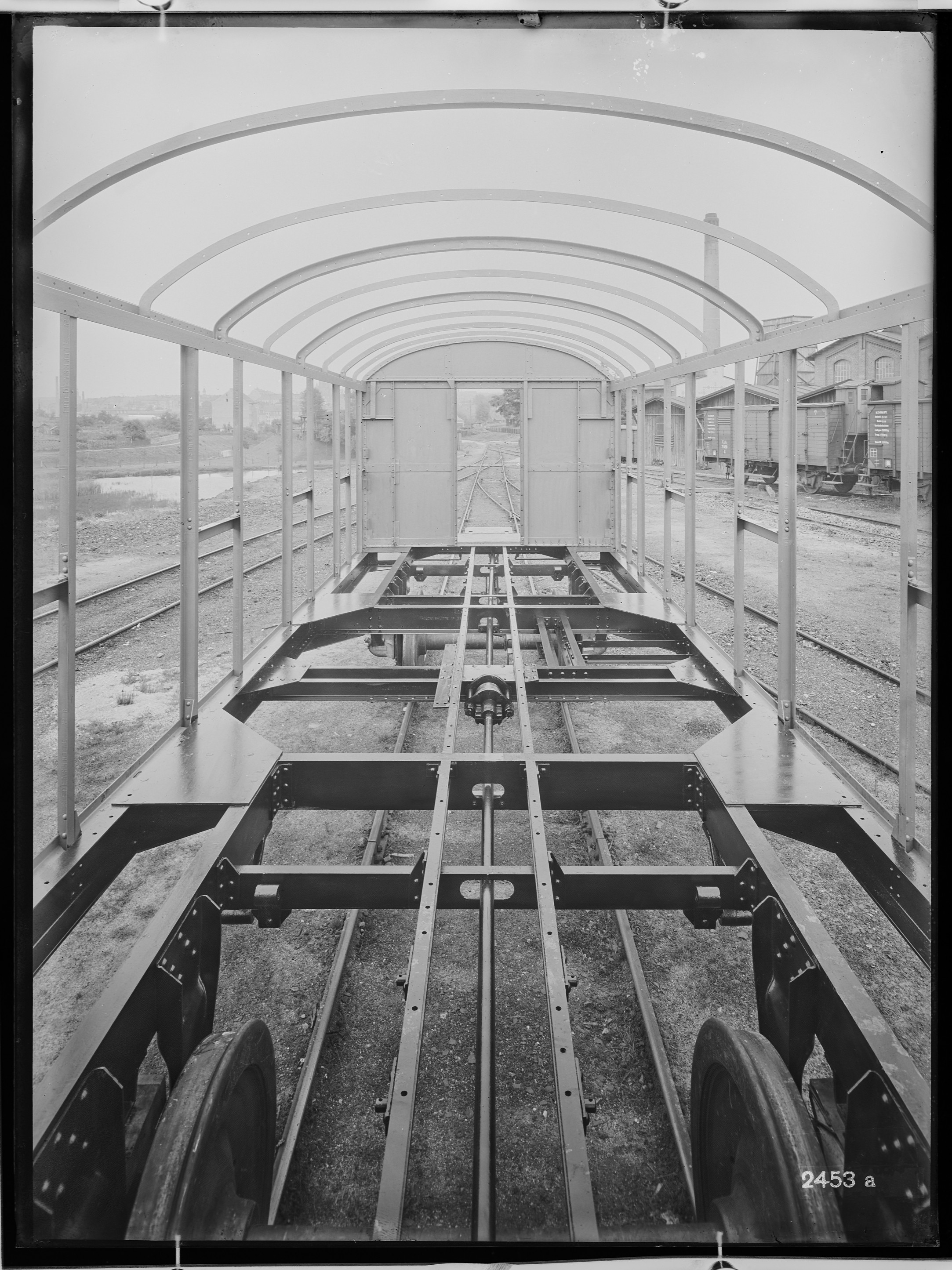 Fotografie: zweiachsiger Durchgangswagen zweite Klasse (Kastengerippe II), 1925 (Schenkung der Bombardier Transportation, Werk Görlitz | Eigentum/Sammlung der Verkehrsmuseums Dresden gGmbH CC BY-NC-SA)