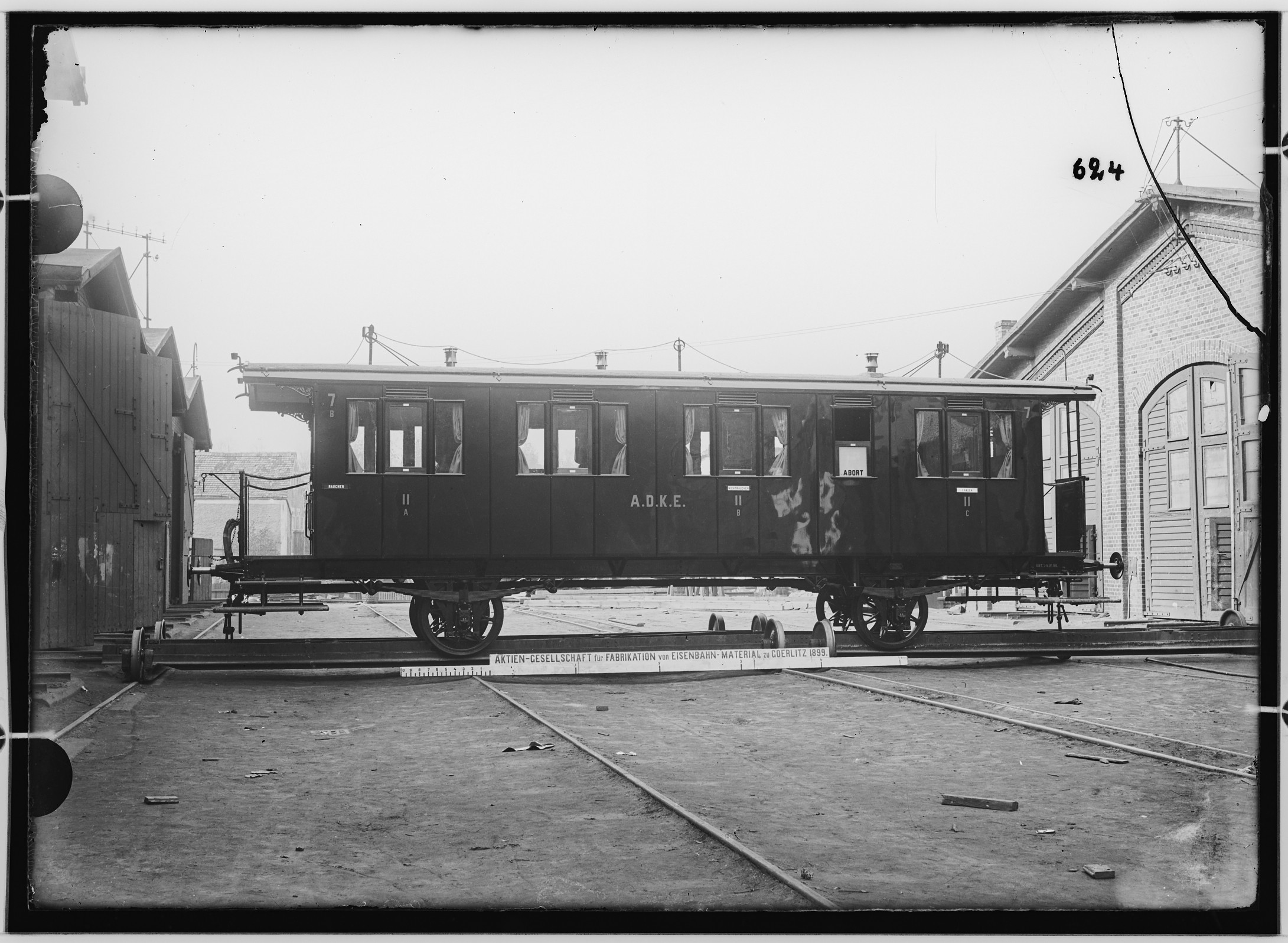 Fotografie: zweiachsiger Durchgangswagen zweite Klasse mit Gewichtsbremse, 1899 (Schenkung der Bombardier Transportation, Werk Görlitz | Eigentum/Sammlung der Verkehrsmuseums Dresden gGmbH CC BY-NC-SA)