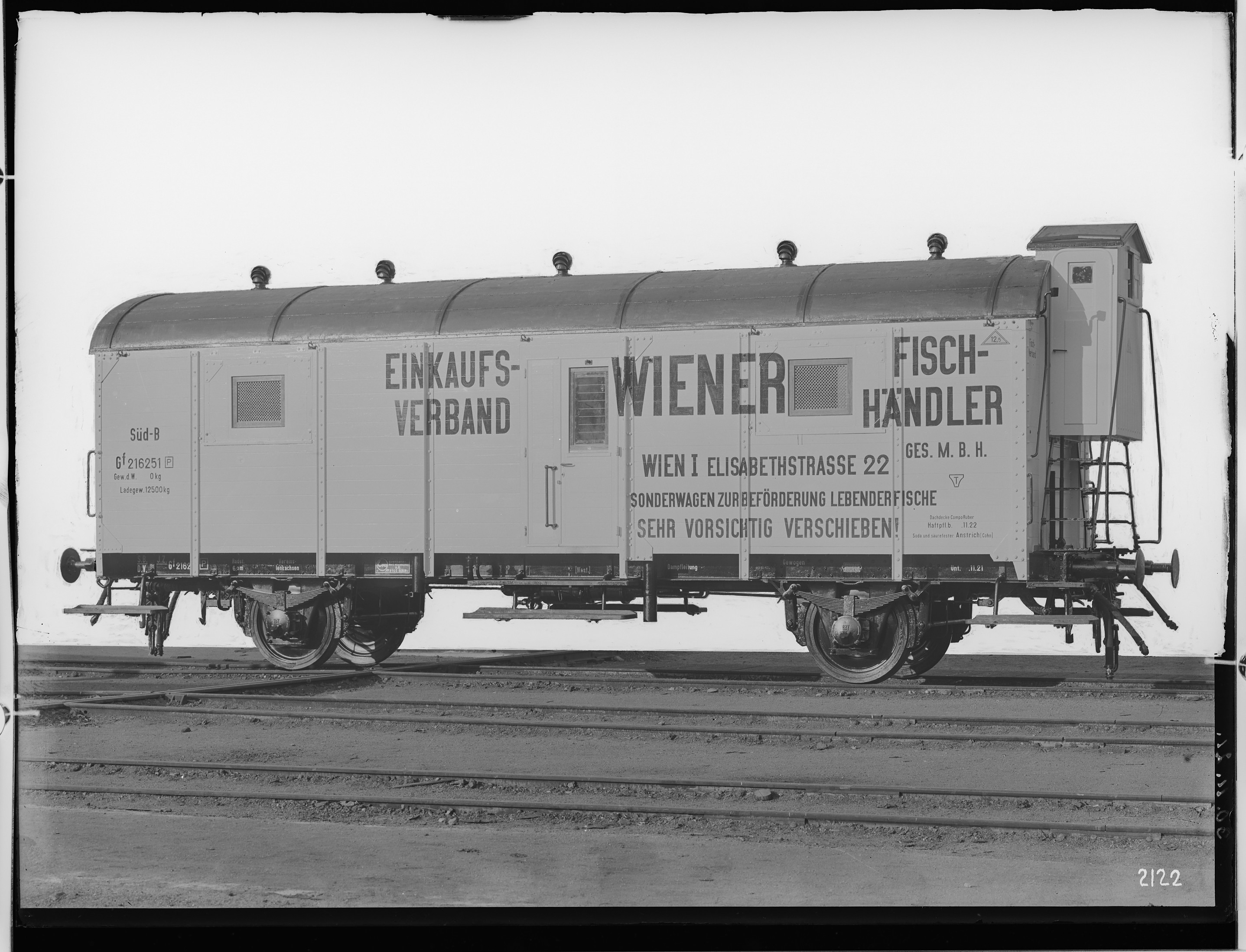 Fotografie: zweiachsiger Fischwagen mit Bremse, 1921 (Schenkung der Bombardier Transportation, Werk Görlitz | Eigentum/Sammlung der Verkehrsmuseums Dresden gGmbH CC BY-NC-SA)