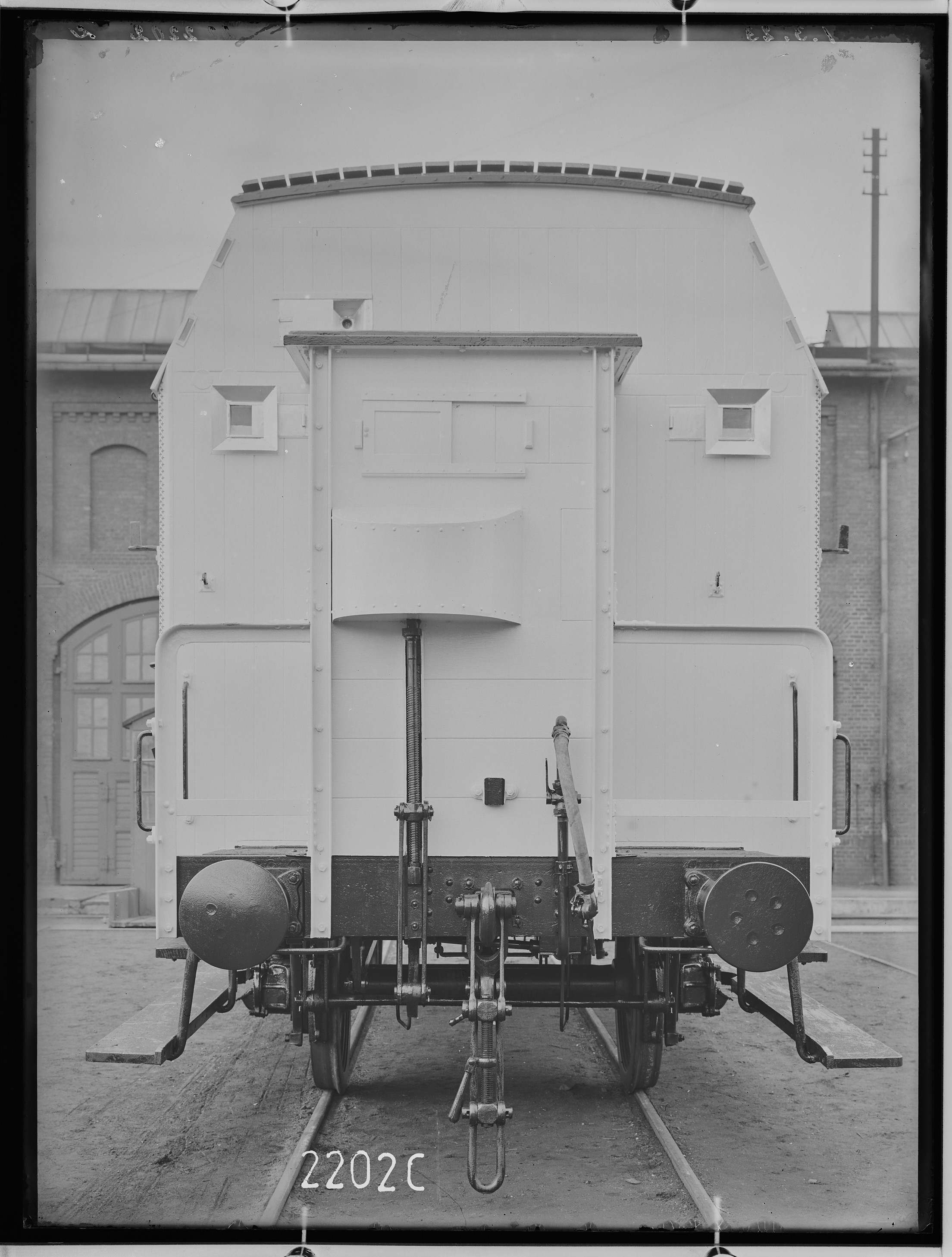 Fotografie: zweiachsiger Fleischtransportwagen (Stirnansicht), 1923 (Schenkung der Bombardier Transportation, Werk Görlitz | Eigentum/Sammlung der Verkehrsmuseums Dresden gGmbH CC BY-NC-SA)