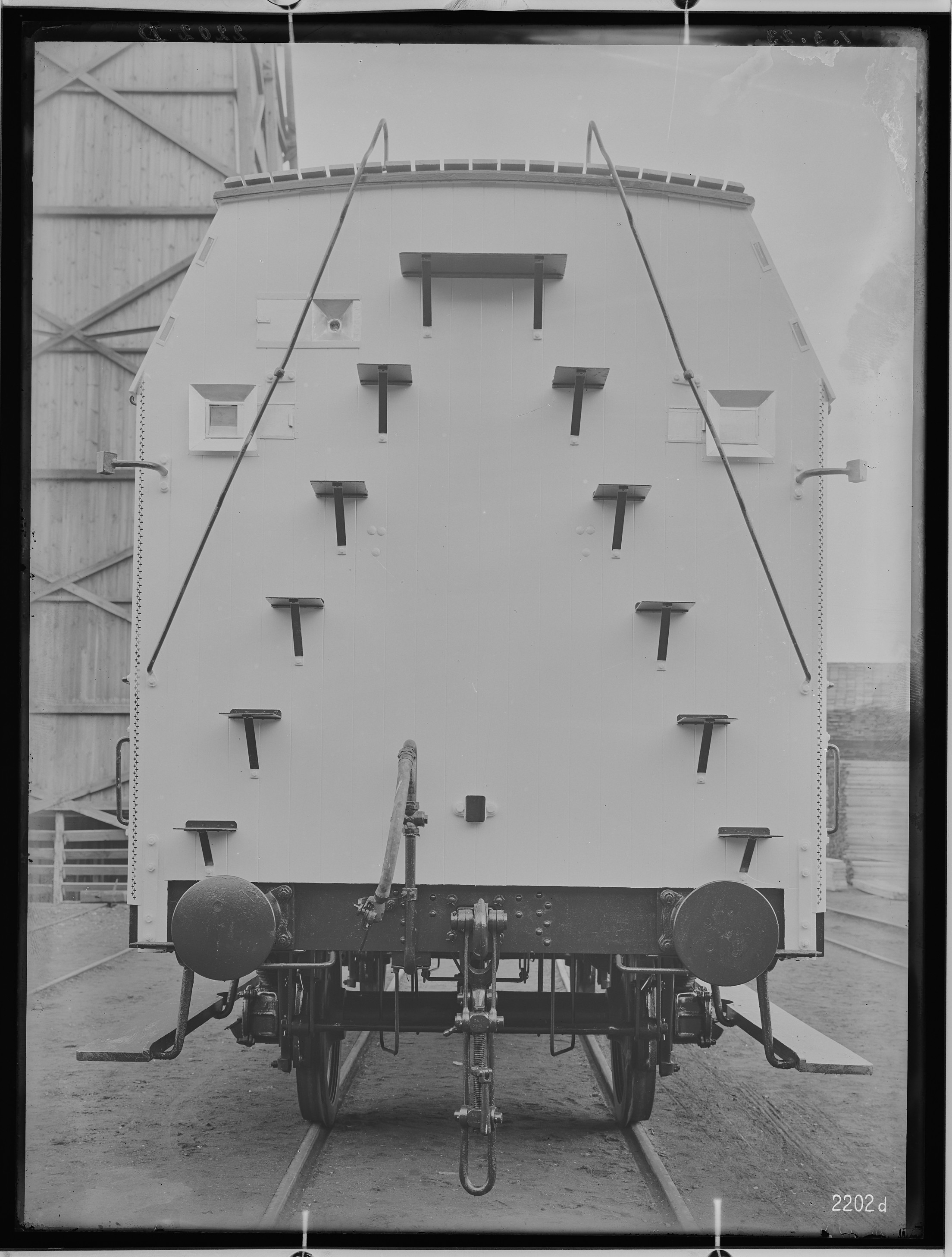Fotografie: zweiachsiger Fleischtransportwagen (Stirnansicht, Wagenende), 1923 (Schenkung der Bombardier Transportation, Werk Görlitz | Eigentum/Sammlung der Verkehrsmuseums Dresden gGmbH CC BY-NC-SA)