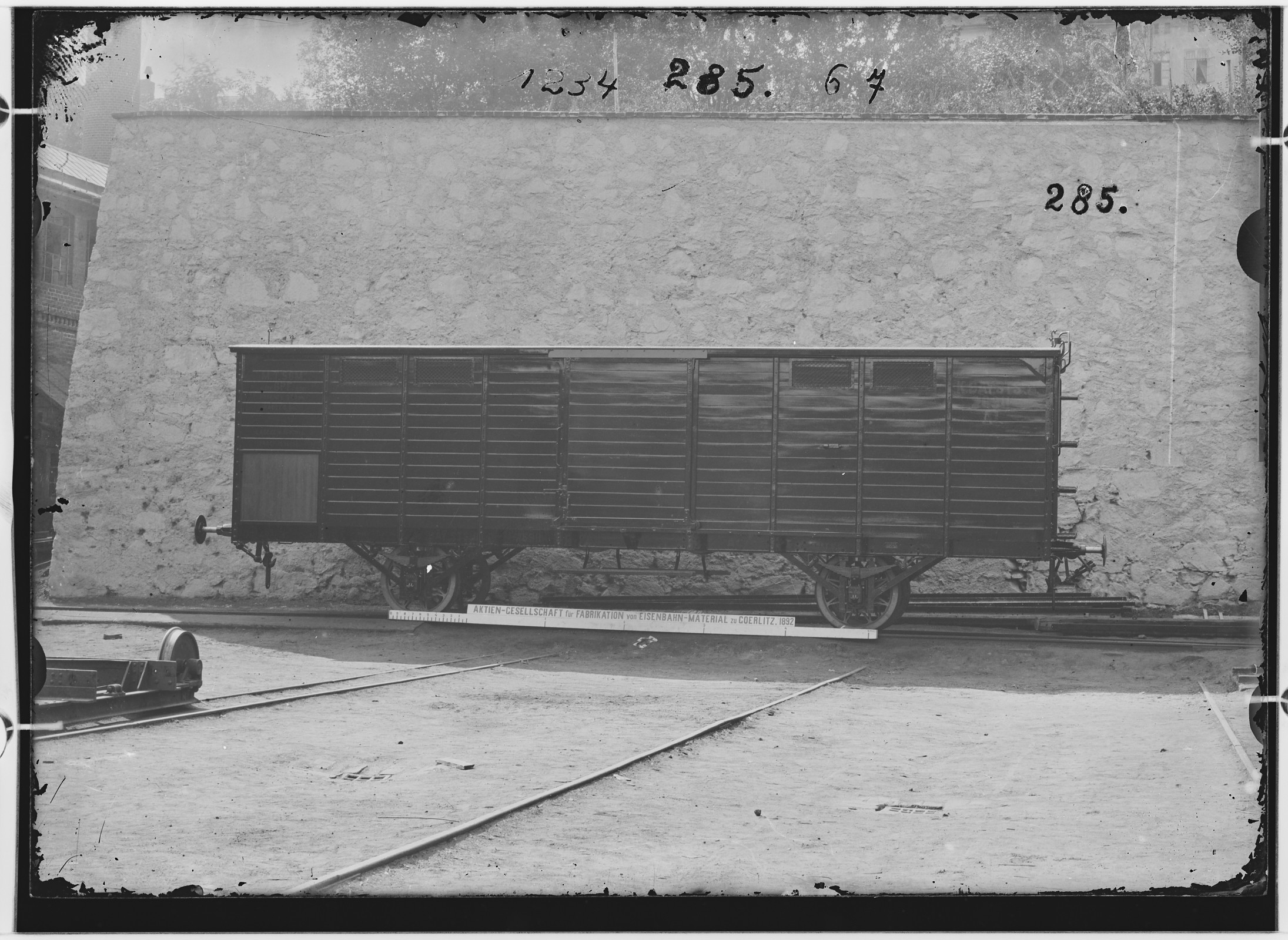 Fotografie: zweiachsiger gedeckter Güterwagen mit Bremse, 1892 (Schenkung der Bombardier Transportation, Werk Görlitz | Eigentum/Sammlung der Verkehrsmuseums Dresden gGmbH CC BY-NC-SA)