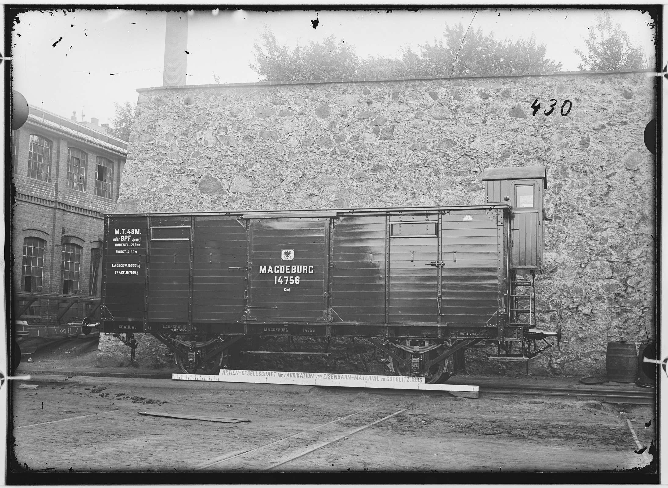 Fotografie: zweiachsiger gedeckter Güterwagen mit Bremshäuschen, 1895 (Schenkung der Bombardier Transportation, Werk Görlitz | Eigentum/Sammlung der Verkehrsmuseums Dresden gGmbH CC BY-NC-SA)