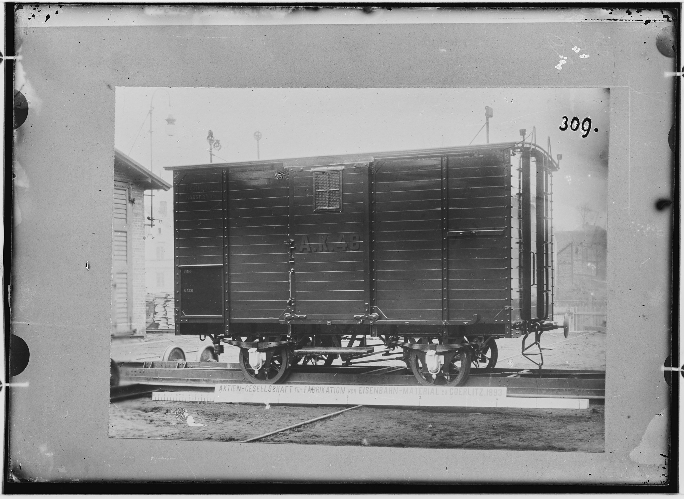 Fotografie: zweiachsiger gedeckter Güterwagen (Seitenansicht), 1893 (Schenkung der Bombardier Transportation, Werk Görlitz | Eigentum/Sammlung der Verkehrsmuseums Dresden gGmbH CC BY-NC-SA)