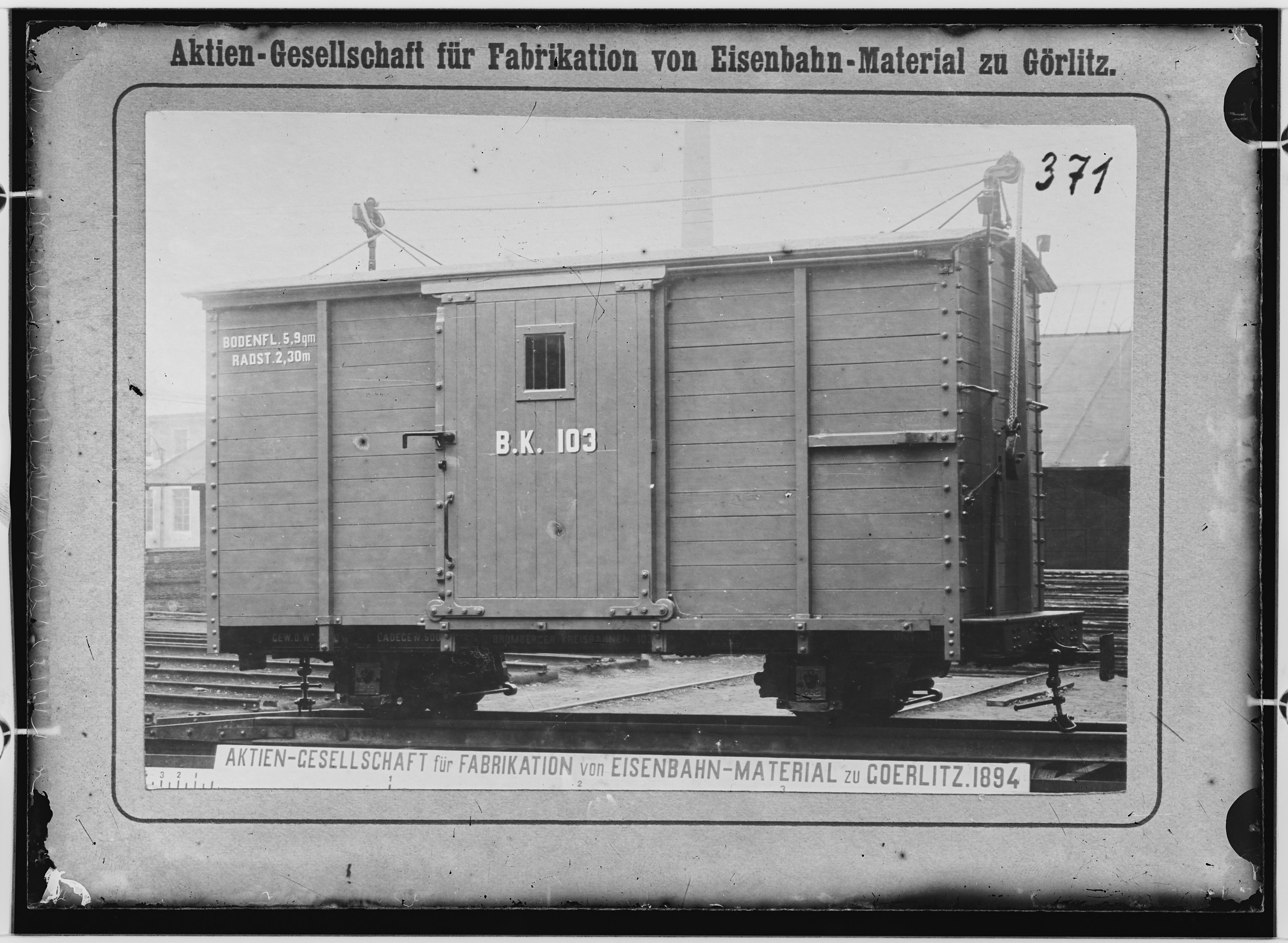 Fotografie: zweiachsiger gedeckter Kleinbahn-Güterwagen, 1894 (Schenkung der Bombardier Transportation, Werk Görlitz | Eigentum/Sammlung der Verkehrsmuseums Dresden gGmbH CC BY-NC-SA)