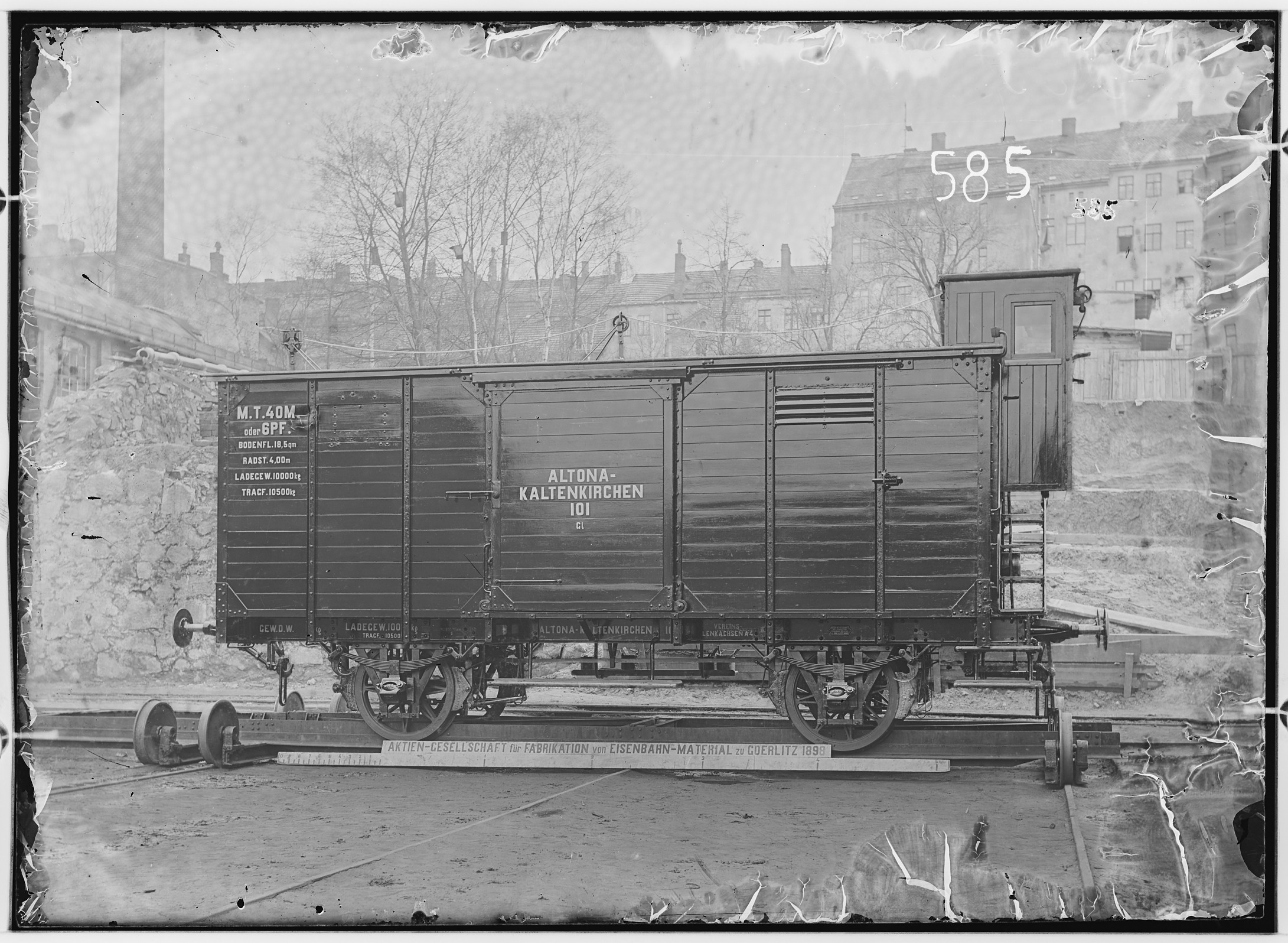 Fotografie: zweiachsiger gedeckter Kleinbahn-Güterwagen mit Bremshäuschen, 1898 (Schenkung der Bombardier Transportation, Werk Görlitz | Eigentum/Sammlung der Verkehrsmuseums Dresden gGmbH CC BY-NC-SA)