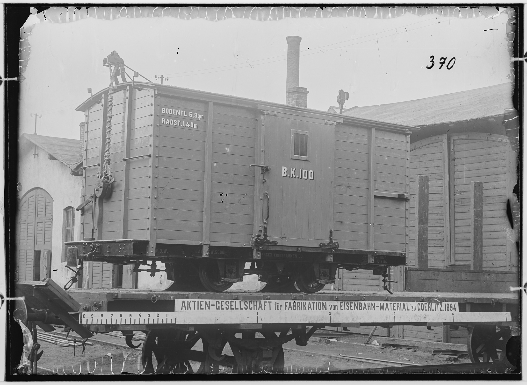 Fotografie: zweiachsiger gedeckter Kleinbahn-Güterwagen mit Gewichtbremse, 1894 (Schenkung der Bombardier Transportation, Werk Görlitz | Eigentum/Sammlung der Verkehrsmuseums Dresden gGmbH CC BY-NC-SA)