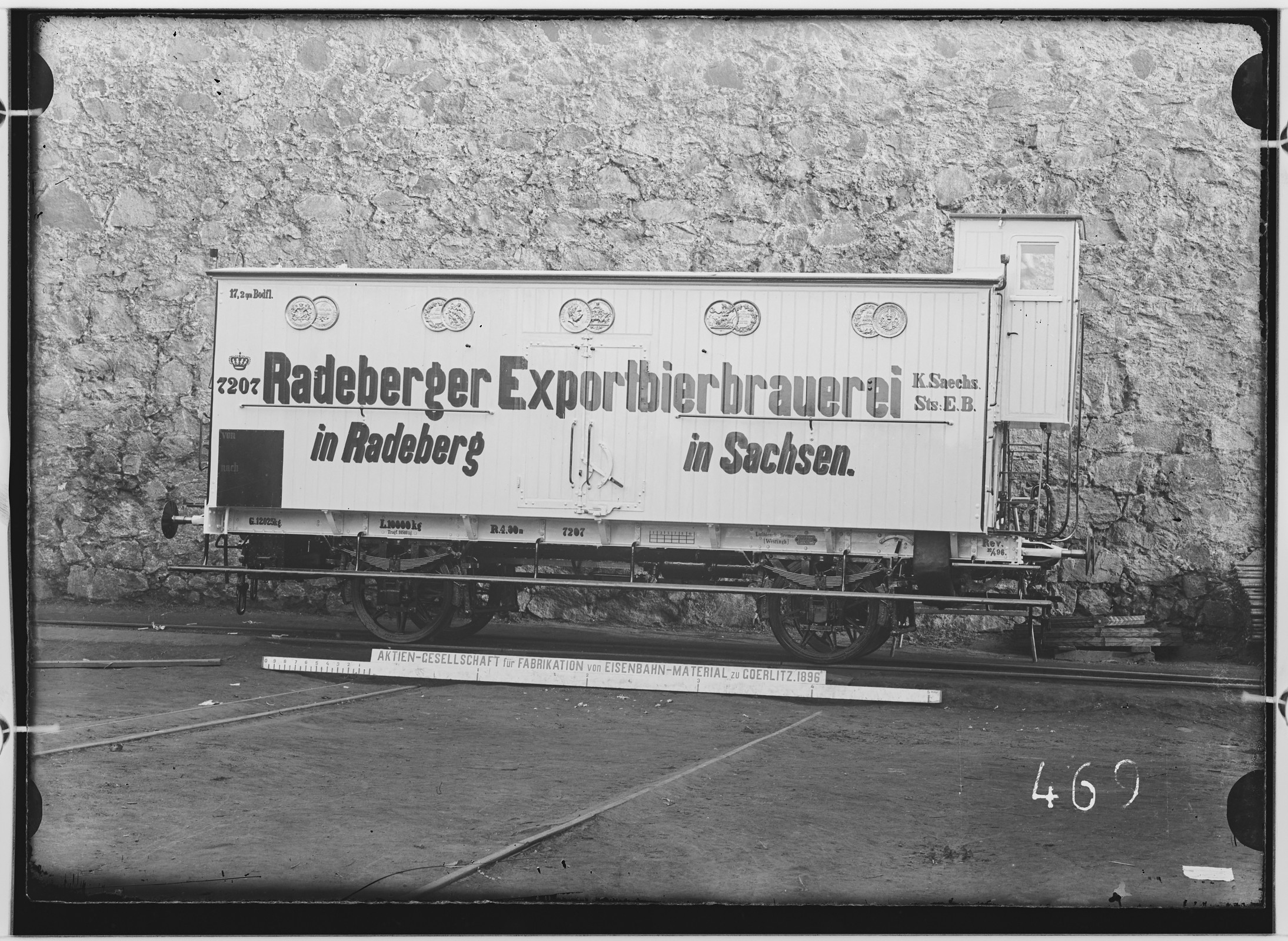 Fotografie: zweiachsiger gedeckter Spezialwagen für Biertransport, 1894 (Schenkung der Bombardier Transportation, Werk Görlitz | Eigentum/Sammlung der Verkehrsmuseums Dresden gGmbH CC BY-NC-SA)