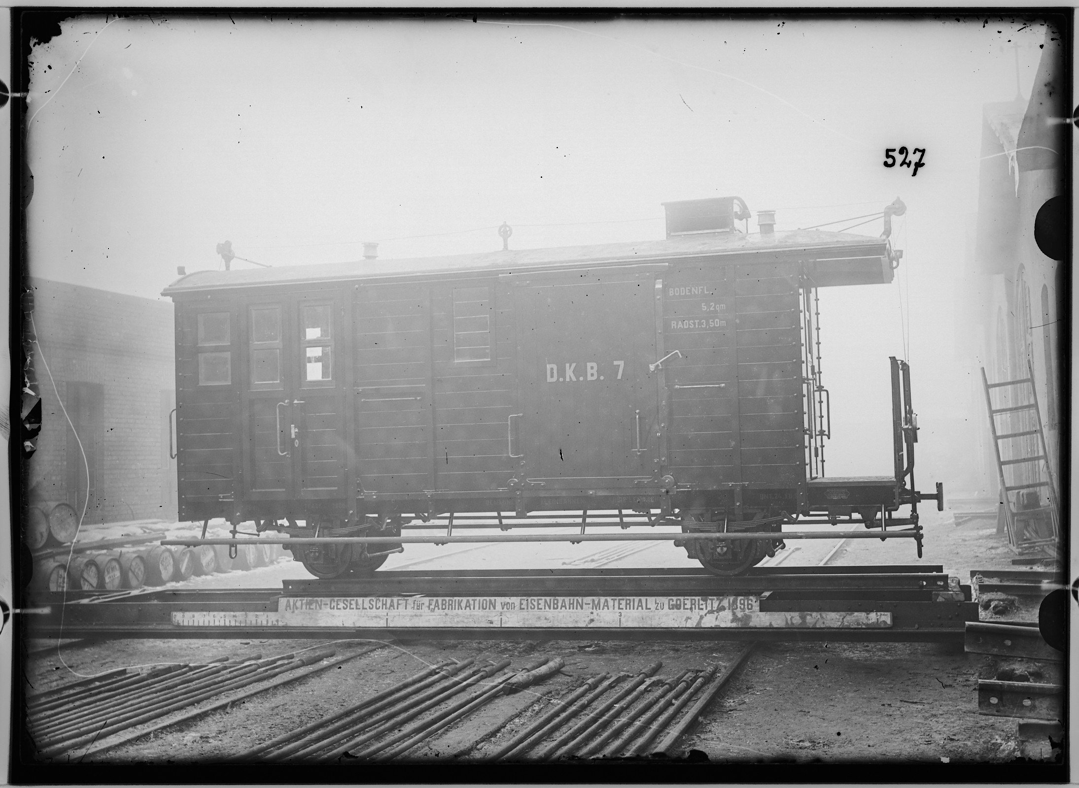 Fotografie: zweiachsiger Gepäck-Güterwagen mit Gewichtsbremse, 1896 (Schenkung der Bombardier Transportation, Werk Görlitz | Eigentum/Sammlung der Verkehrsmuseums Dresden gGmbH CC BY-NC-SA)
