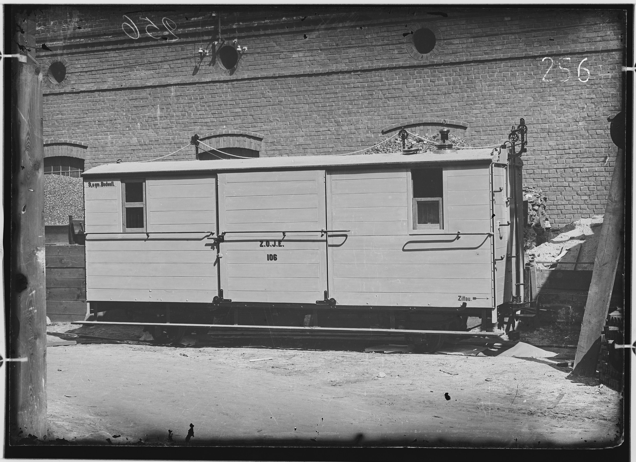 Fotografie: zweiachsiger Gepäck-Kleinbahnwagen mit Gewichtsbremsen, 1891 (Schenkung der Bombardier Transportation, Werk Görlitz | Eigentum/Sammlung der Verkehrsmuseums Dresden gGmbH CC BY-NC-SA)