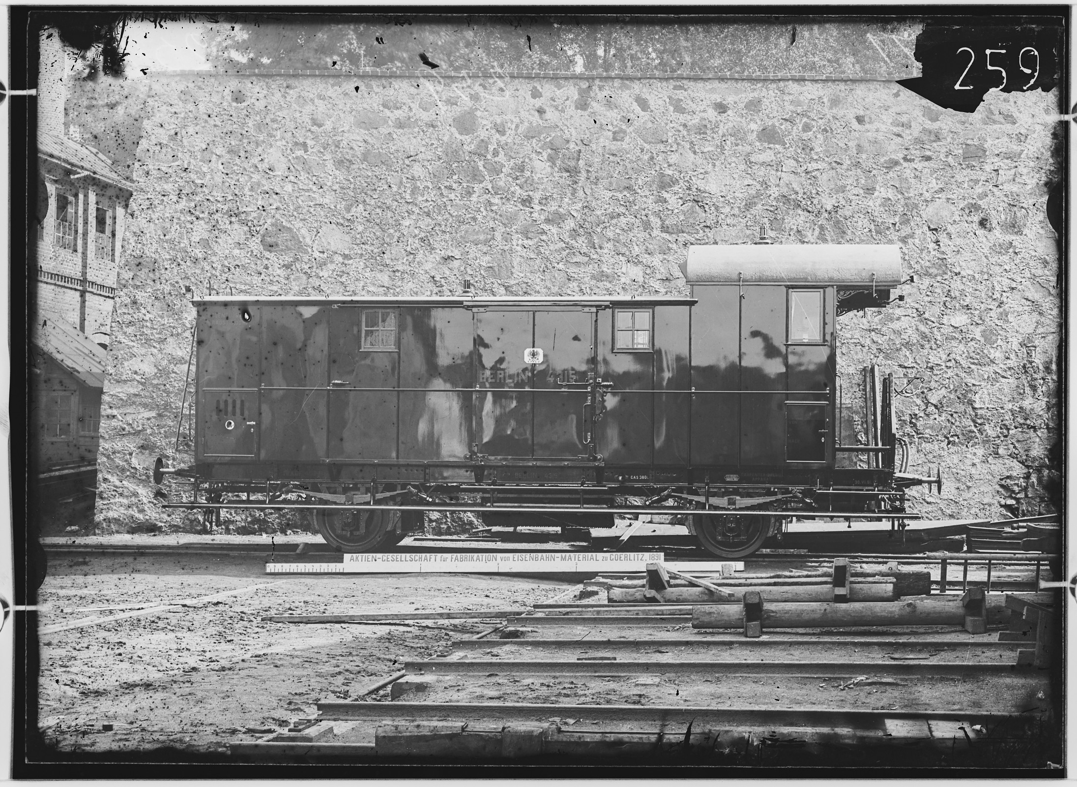 Fotografie: zweiachsiger Gepäckwagen, 1891 (Schenkung der Bombardier Transportation, Werk Görlitz | Eigentum/Sammlung der Verkehrsmuseums Dresden gGmbH CC BY-NC-SA)
