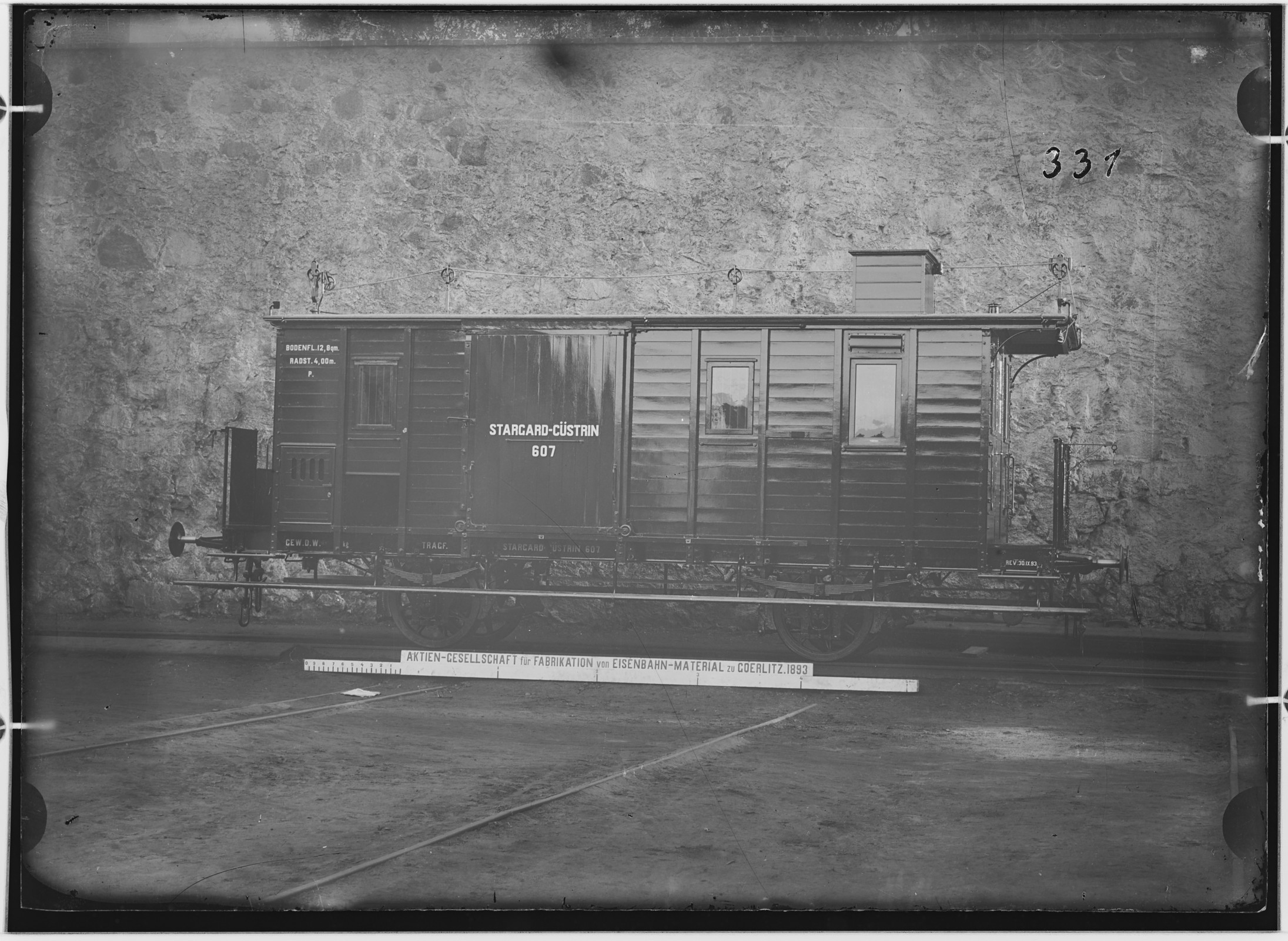 Fotografie: zweiachsiger Gepäckwagen (Seitenansicht), 1893 (Schenkung der Bombardier Transportation, Werk Görlitz | Eigentum/Sammlung der Verkehrsmuseums Dresden gGmbH CC BY-NC-SA)