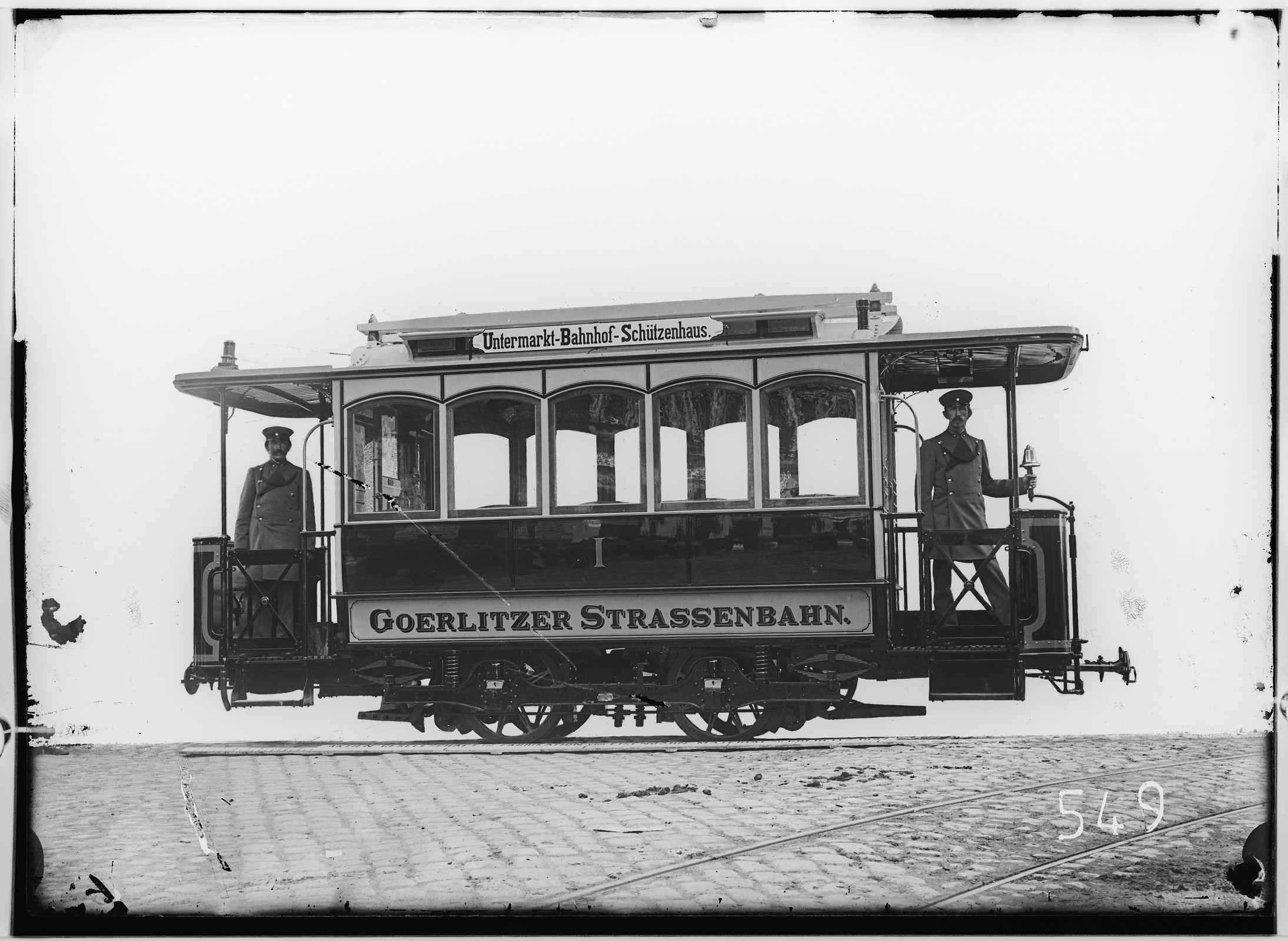 Fotografie: zweiachsiger Görlitzer Straßenbahnwagen, 1897 (Schenkung der Bombardier Transportation, Werk Görlitz | Eigentum/Sammlung der Verkehrsmuseums Dresden gGmbH CC BY-NC-SA)