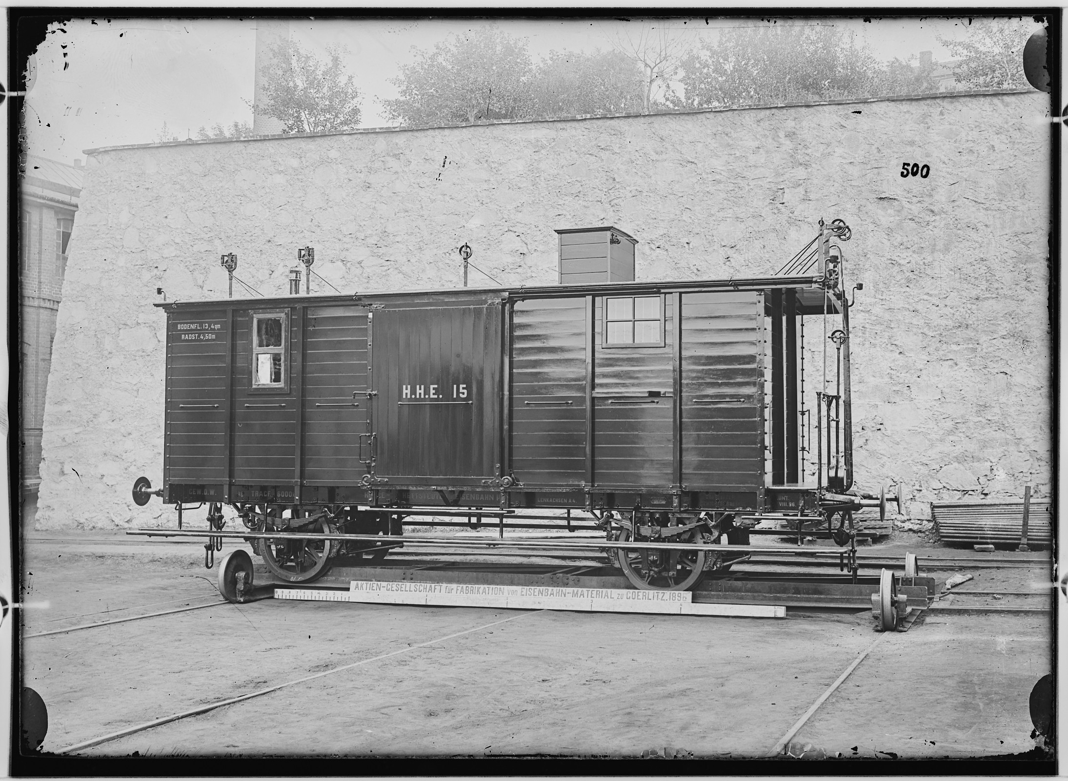Fotografie: zweiachsiger Güter- und Gepäckwagen, 1896 (Schenkung der Bombardier Transportation, Werk Görlitz | Eigentum/Sammlung der Verkehrsmuseums Dresden gGmbH CC BY-NC-SA)