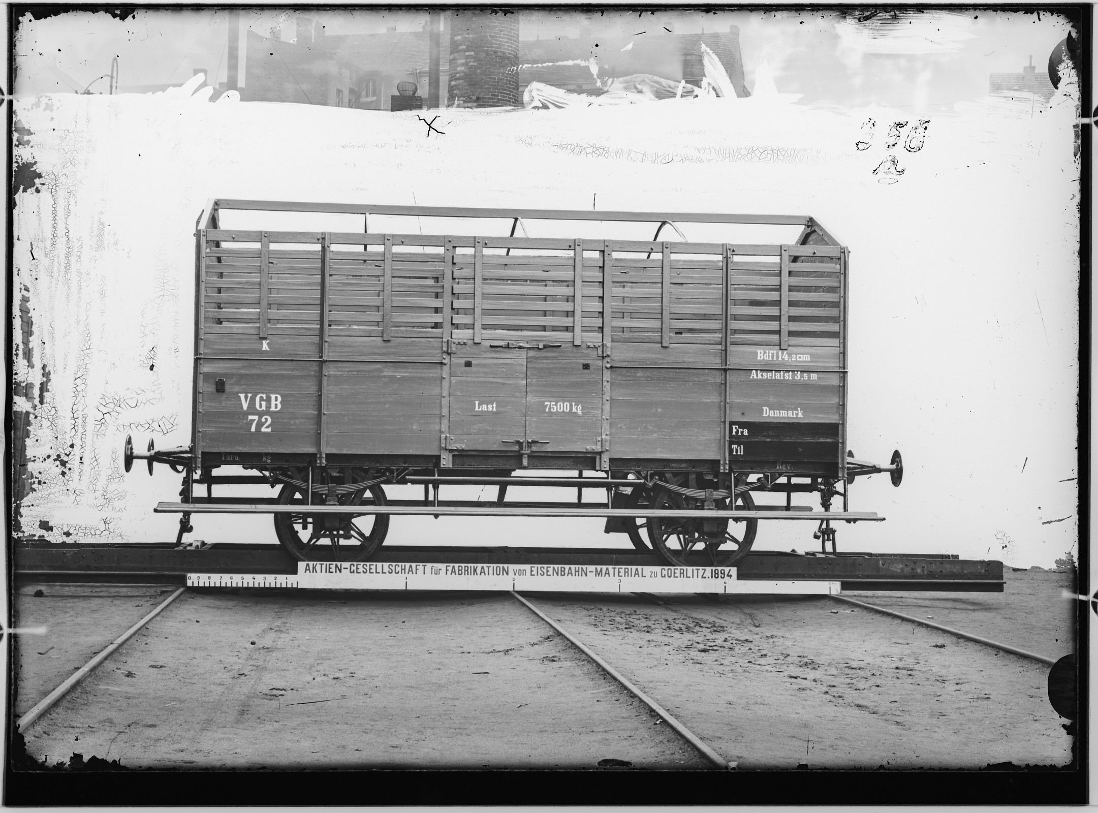 Fotografie: zweiachsiger Gütertransportwagen mit Gatteraufbau, 1894 (Schenkung der Bombardier Transportation, Werk Görlitz | Eigentum/Sammlung der Verkehrsmuseums Dresden gGmbH CC BY-NC-SA)
