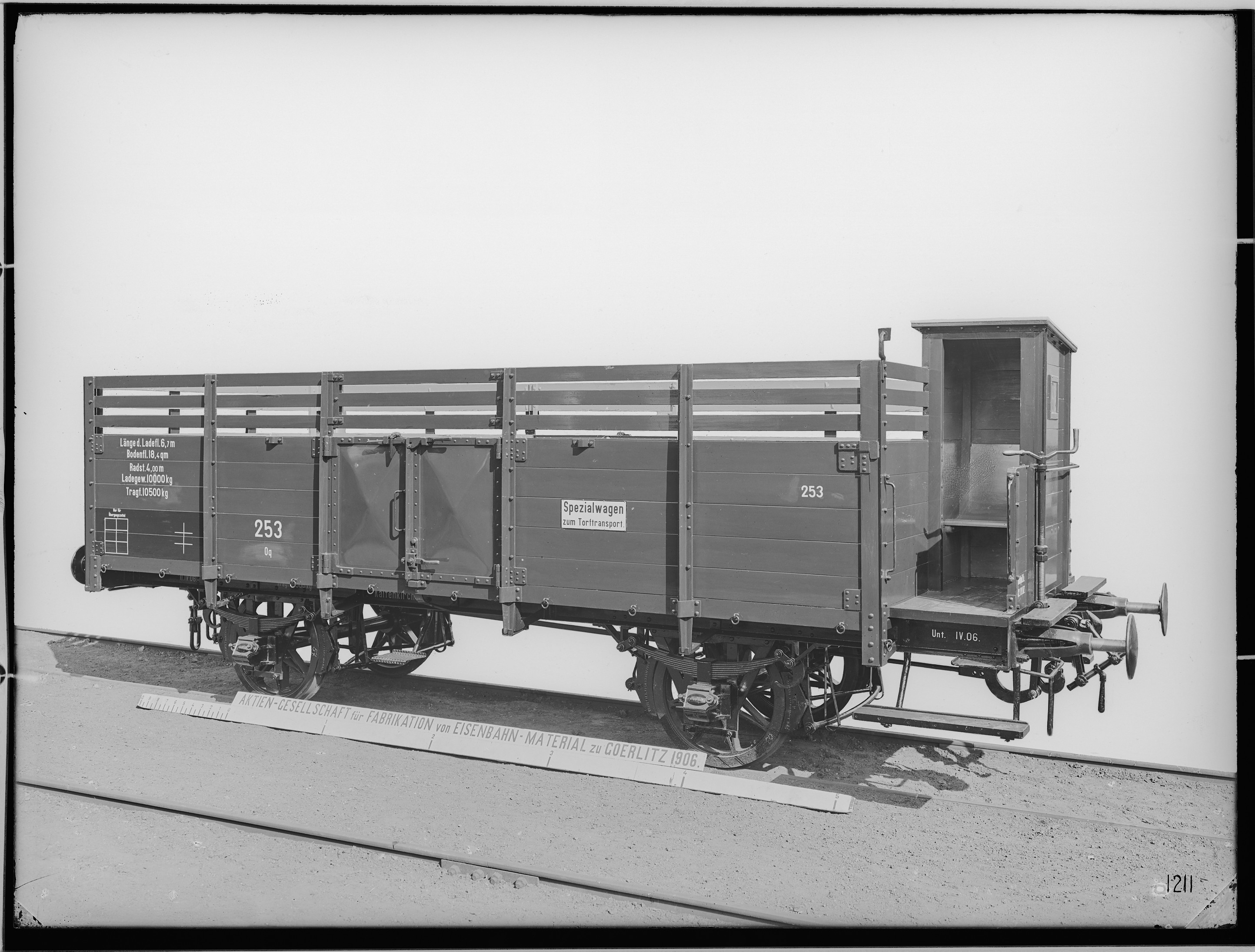 Fotografie: zweiachsiger Güterwagen für Torftransport, 1906 (Schenkung der Bombardier Transportation, Werk Görlitz | Eigentum/Sammlung der Verkehrsmuseums Dresden gGmbH CC BY-NC-SA)