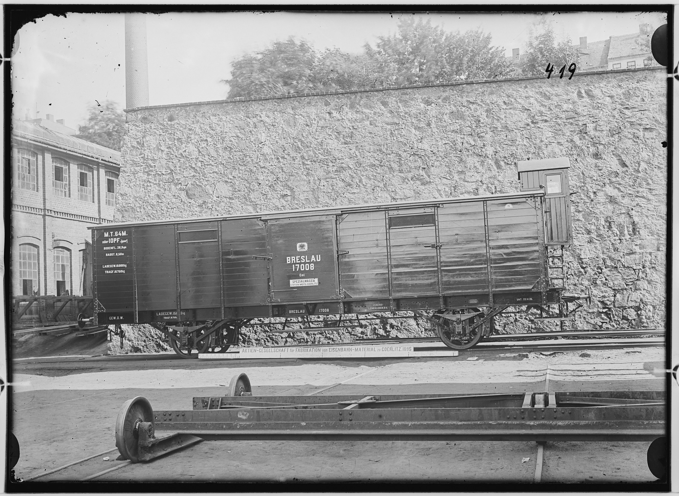 Fotografie: zweiachsiger Güterwagen mit Bremshäuschen, 1895 (Schenkung der Bombardier Transportation, Werk Görlitz | Eigentum/Sammlung der Verkehrsmuseums Dresden gGmbH CC BY-NC-SA)