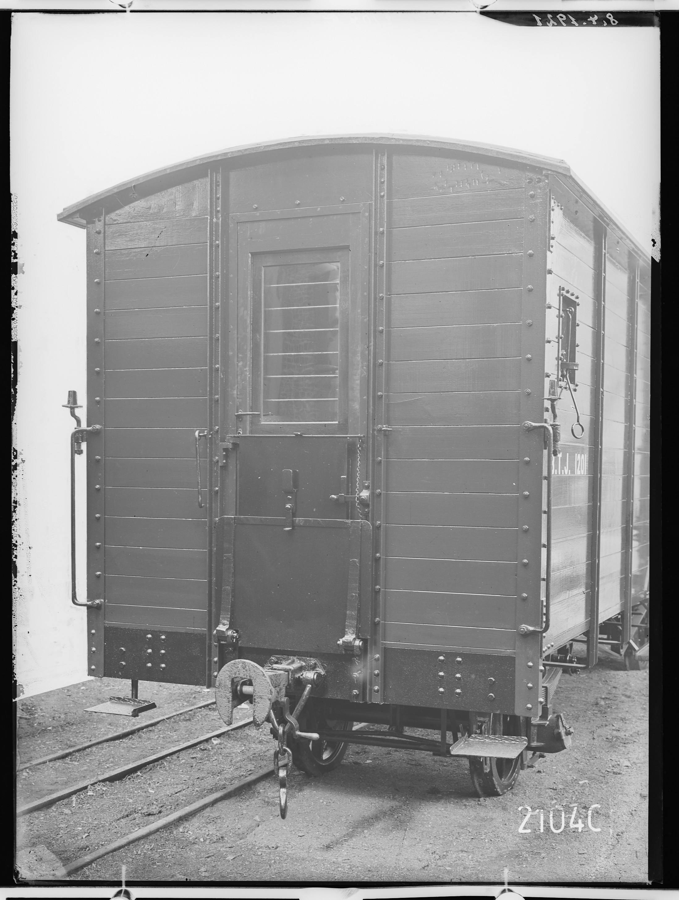 Fotografie: zweiachsiger Heizkesselwagen mit Bremse (Stirnansicht), 1921 (Schenkung der Bombardier Transportation, Werk Görlitz | Eigentum/Sammlung der Verkehrsmuseums Dresden gGmbH CC BY-NC-SA)