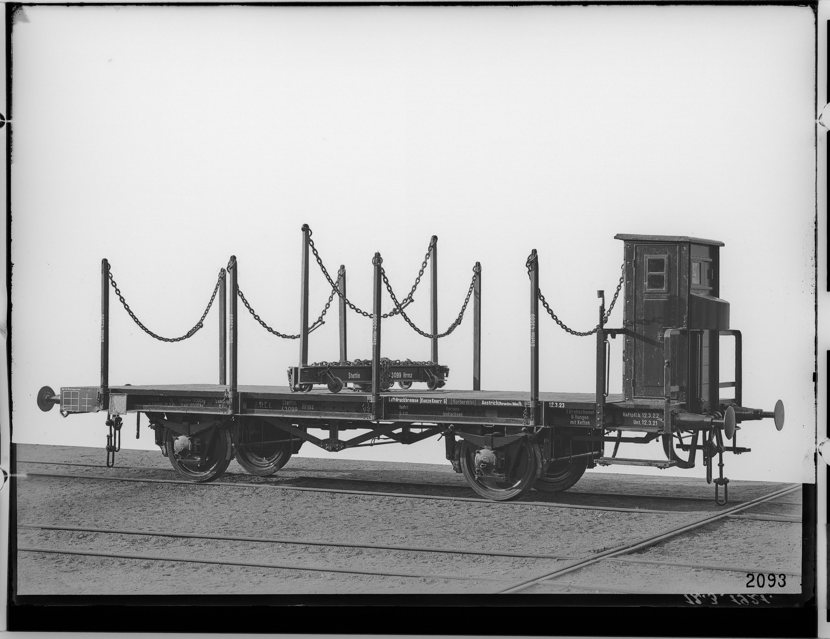 Fotografie: zweiachsiger Holzwagen mit Bremse, 1921 (Schenkung der Bombardier Transportation, Werk Görlitz | Eigentum/Sammlung der Verkehrsmuseums Dresden gGmbH CC BY-NC-SA)