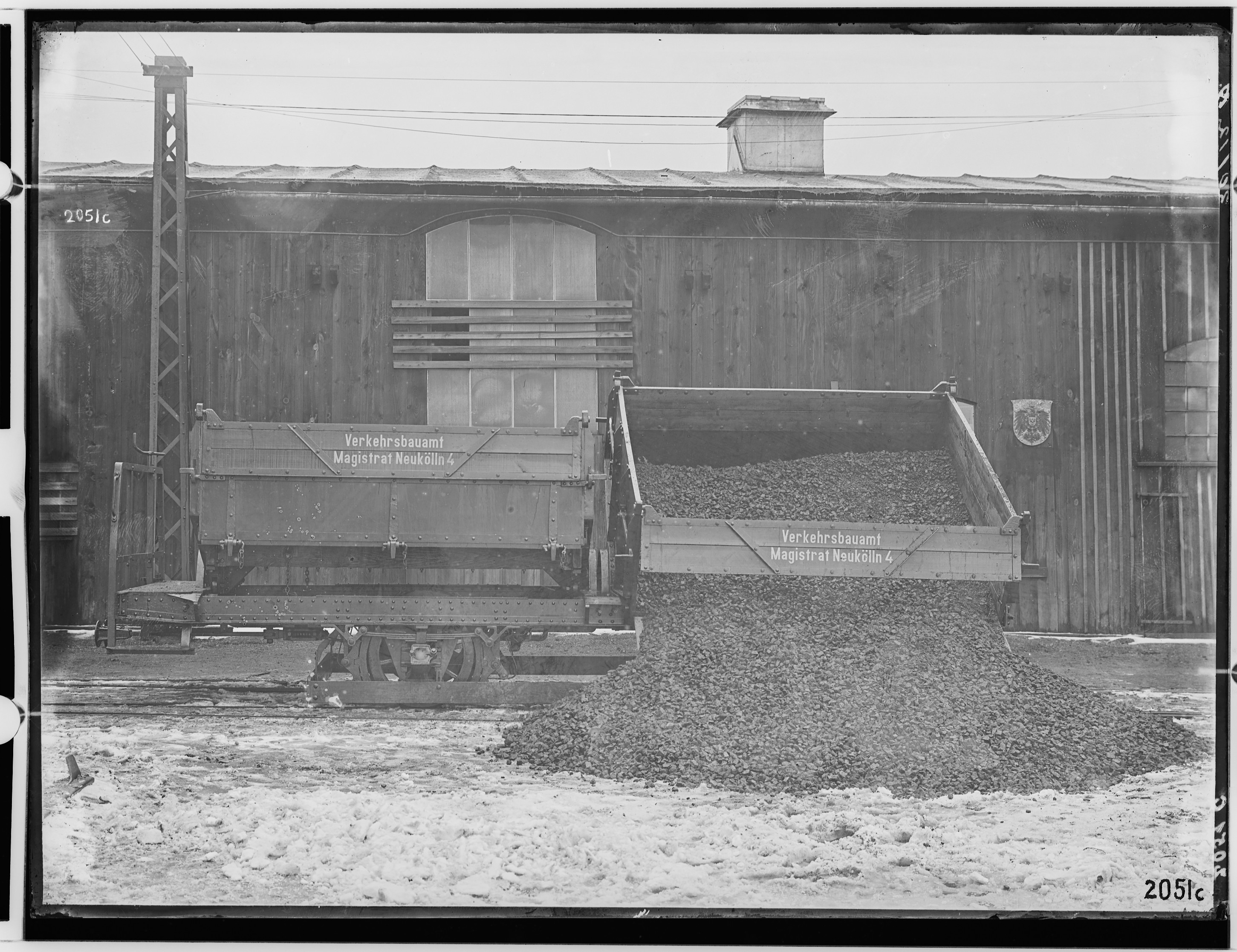 Fotografie: zweiachsiger Kastenkippwagen mit Bremse (ein Kasten gekippt), 1919 (Schenkung der Bombardier Transportation, Werk Görlitz | Eigentum/Sammlung der Verkehrsmuseums Dresden gGmbH CC BY-NC-SA)