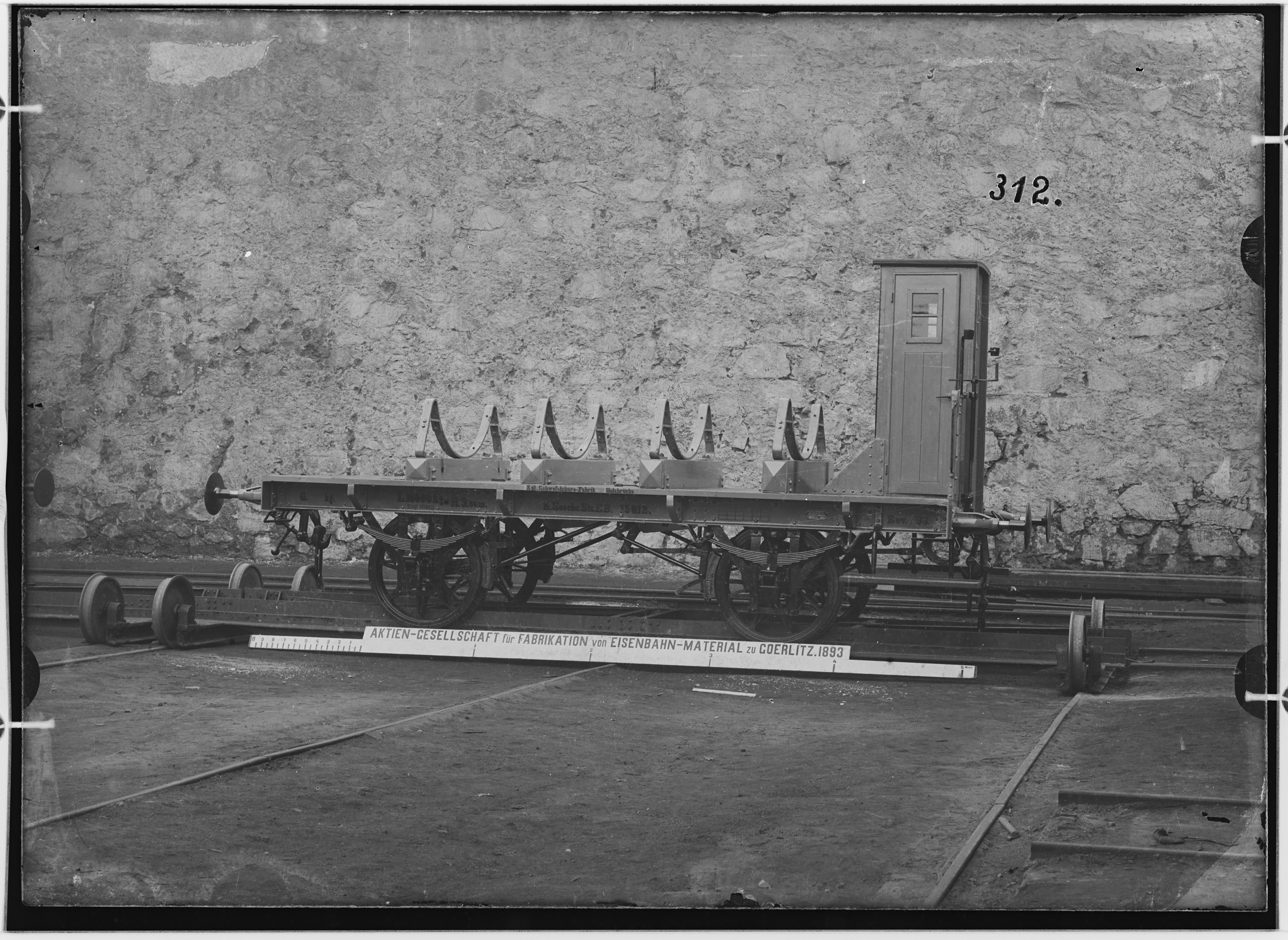 Fotografie: zweiachsiger Kesseltransportwagen (Gestell, Seitenansicht), 1893 (Schenkung der Bombardier Transportation, Werk Görlitz | Eigentum/Sammlung der Verkehrsmuseums Dresden gGmbH CC BY-NC-SA)