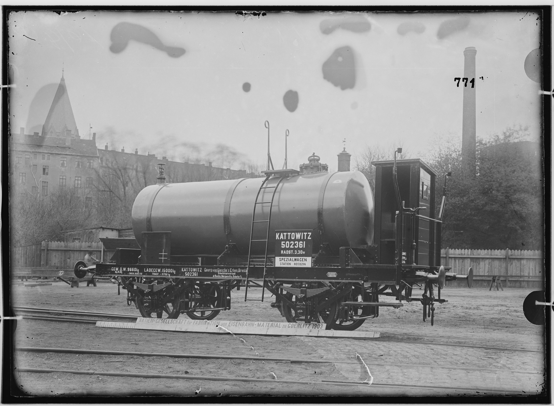 Fotografie: zweiachsiger Kesselwagen mit Bremse, 1903 (Schenkung der Bombardier Transportation, Werk Görlitz | Eigentum/Sammlung der Verkehrsmuseums Dresden gGmbH CC BY-NC-SA)