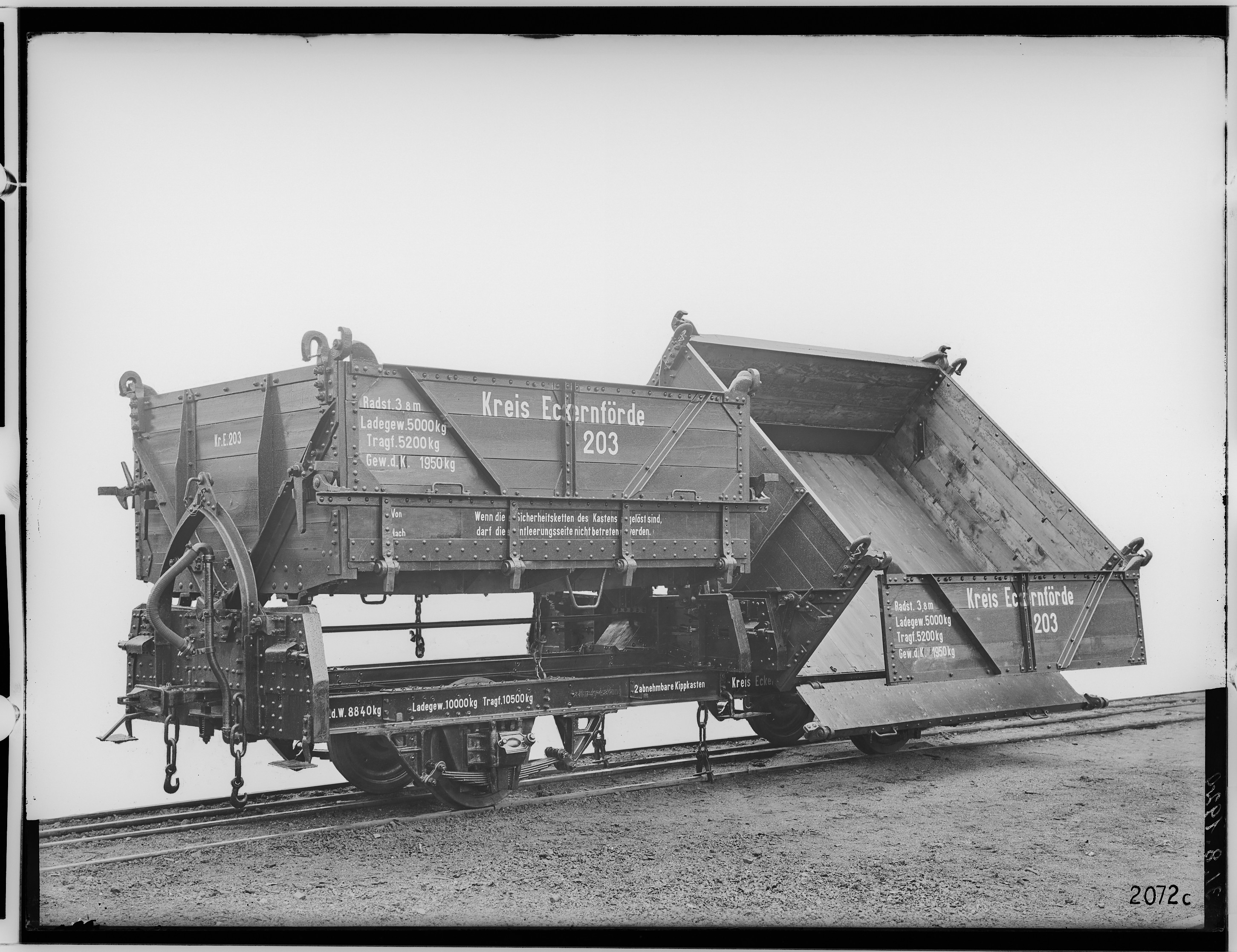 Fotografie: zweiachsiger Kippkastenwagen (ein Kasten gekippt), 1920 (Schenkung der Bombardier Transportation, Werk Görlitz | Eigentum/Sammlung der Verkehrsmuseums Dresden gGmbH CC BY-NC-SA)