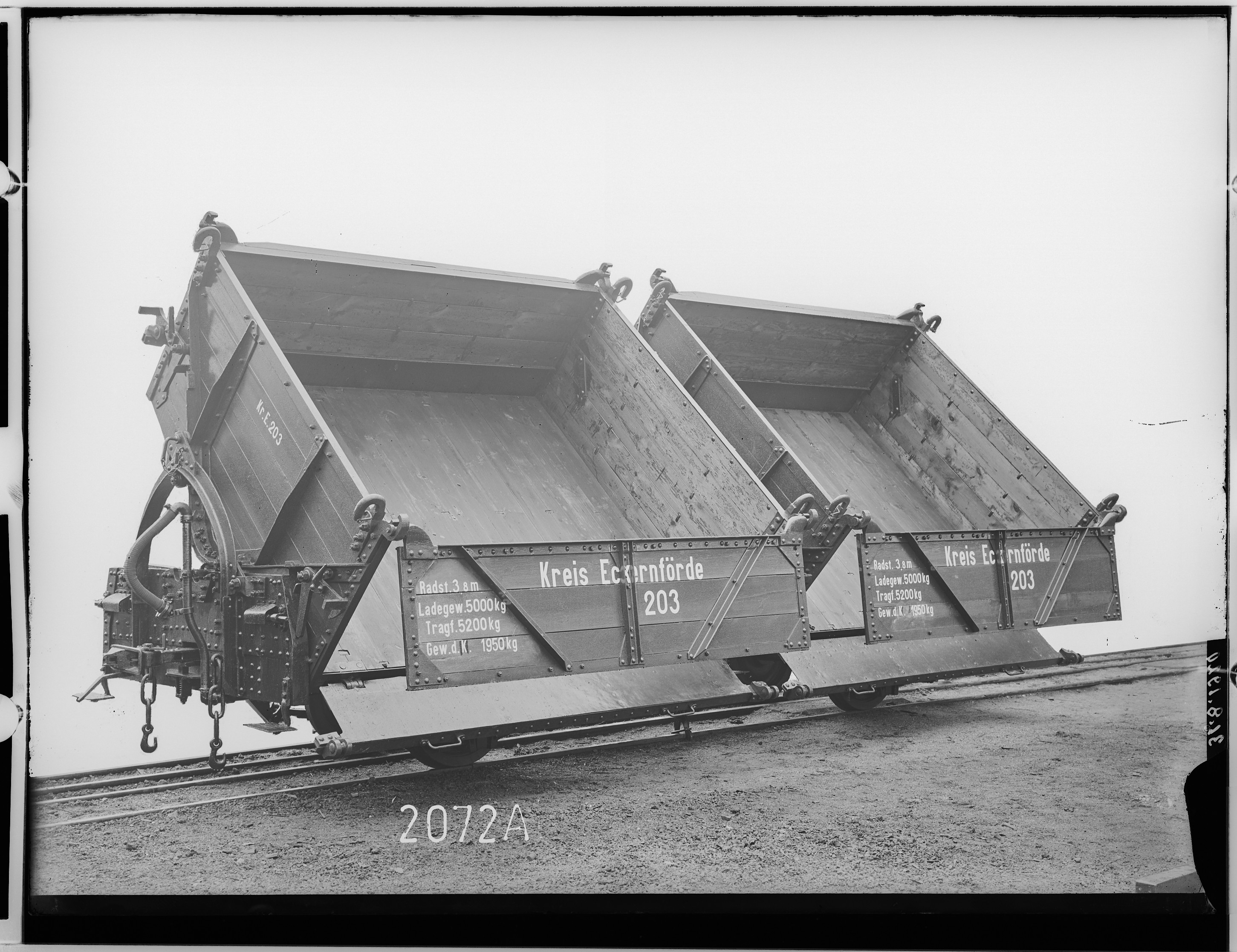 Fotografie: zweiachsiger Kippkastenwagen (nach einer Seite gekippt), 1920 (Schenkung der Bombardier Transportation, Werk Görlitz | Eigentum/Sammlung der Verkehrsmuseums Dresden gGmbH CC BY-NC-SA)
