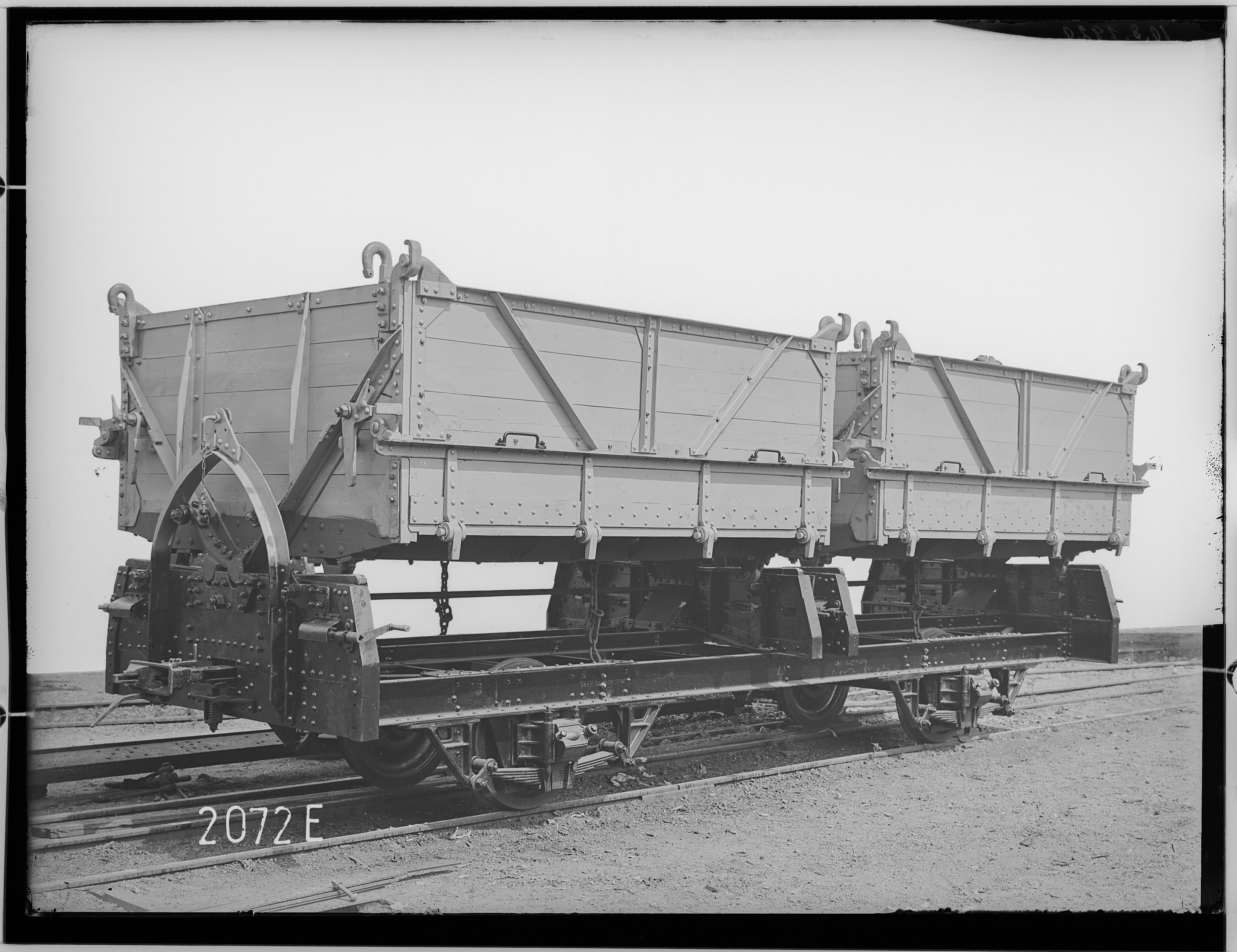 Fotografie: zweiachsiger Kippkastenwagen (ohne Aufschrift), 1920 (Schenkung der Bombardier Transportation, Werk Görlitz | Eigentum/Sammlung der Verkehrsmuseums Dresden gGmbH CC BY-NC-SA)