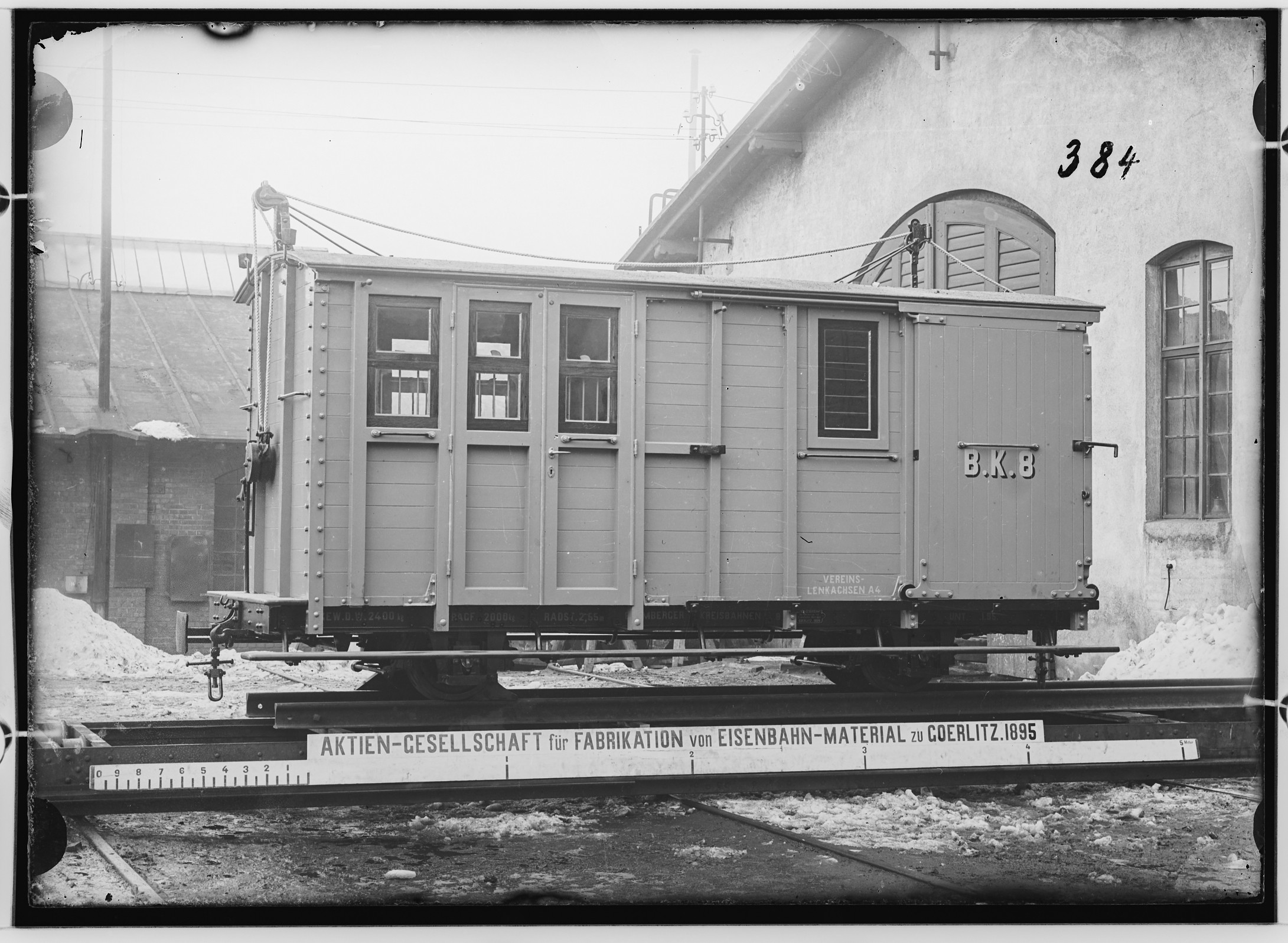 Fotografie: zweiachsiger Kleinbahn-Gepäckwagen mit Gewichtbremse, 1895 (Schenkung der Bombardier Transportation, Werk Görlitz | Eigentum/Sammlung der Verkehrsmuseums Dresden gGmbH CC BY-NC-SA)
