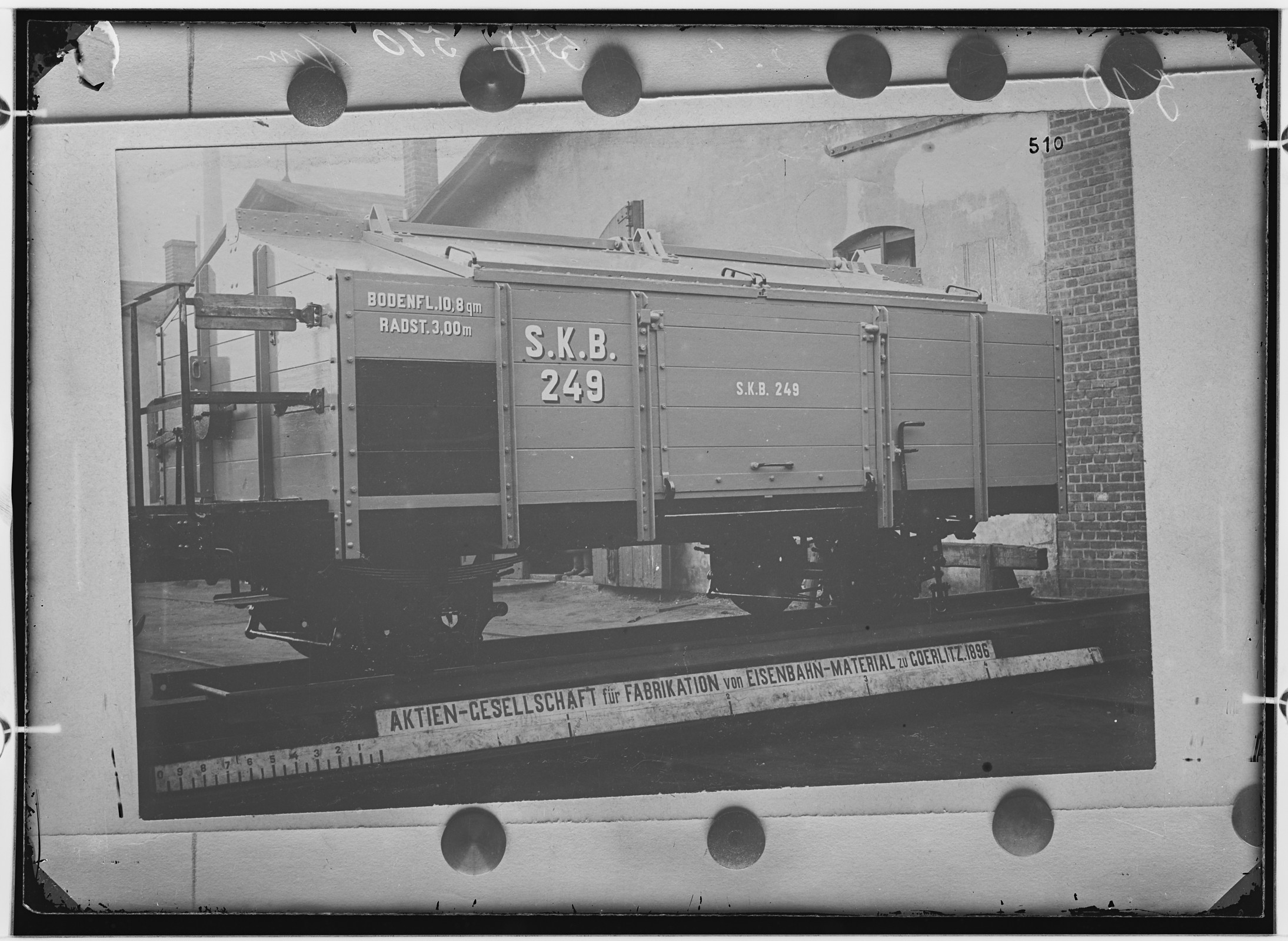 Fotografie: zweiachsiger Kleinbahn-Gütertransportwagen, 1896 (Schenkung der Bombardier Transportation, Werk Görlitz | Eigentum/Sammlung der Verkehrsmuseums Dresden gGmbH CC BY-NC-SA)