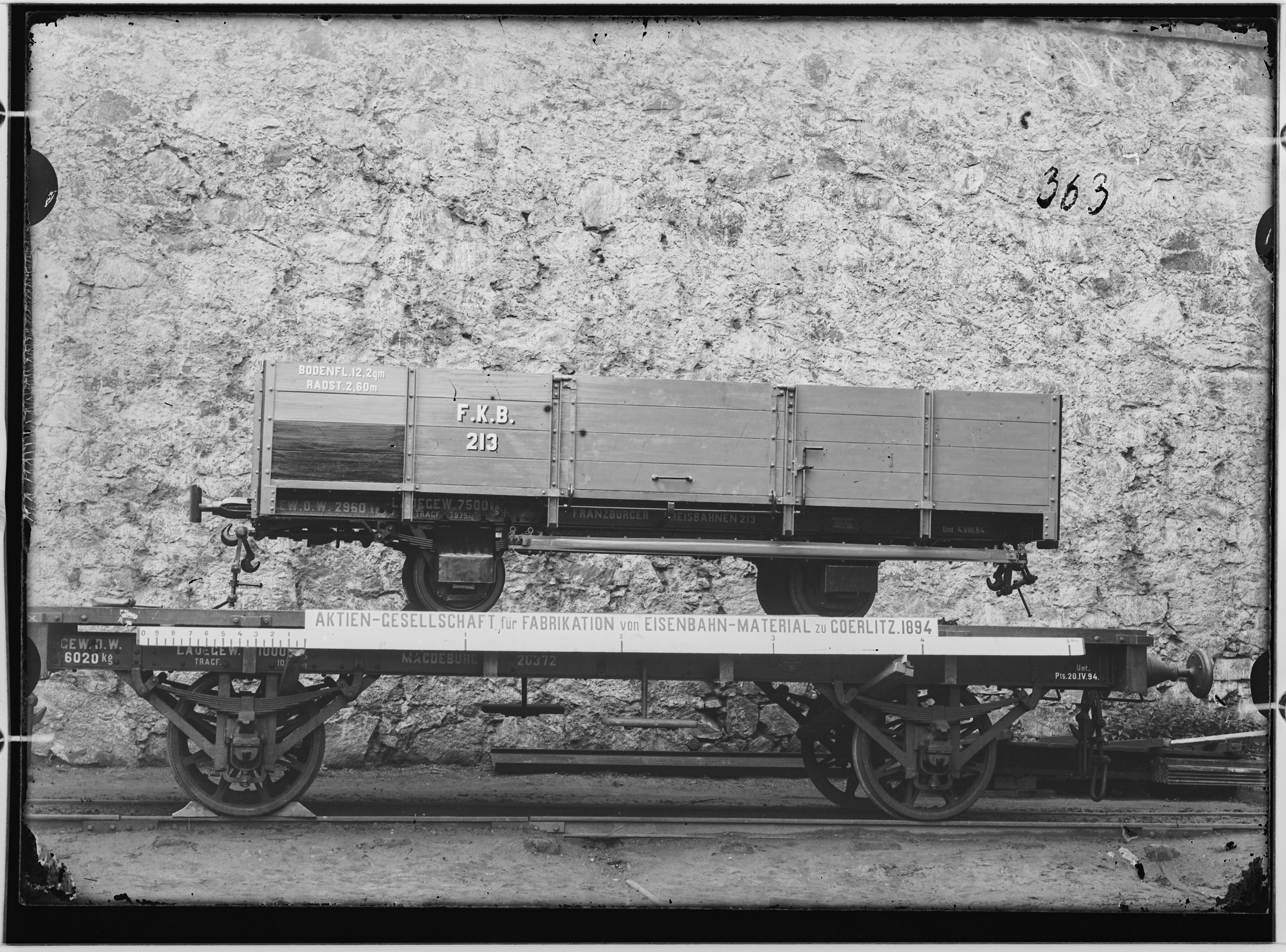 Fotografie: zweiachsiger Kleinbahn-Güterwagen auf zweiachsigem großen Plateauwagen, 1894 (Schenkung der Bombardier Transportation, Werk Görlitz | Eigentum/Sammlung der Verkehrsmuseums Dresden gGmbH CC BY-NC-SA)
