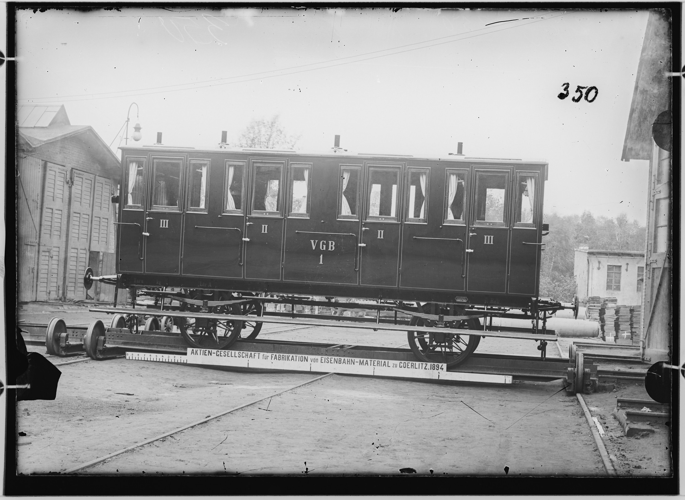 Fotografie: zweiachsiger Kleinbahn-Personenwagen, 1894 (Schenkung der Bombardier Transportation, Werk Görlitz | Eigentum/Sammlung der Verkehrsmuseums Dresden gGmbH CC BY-NC-SA)