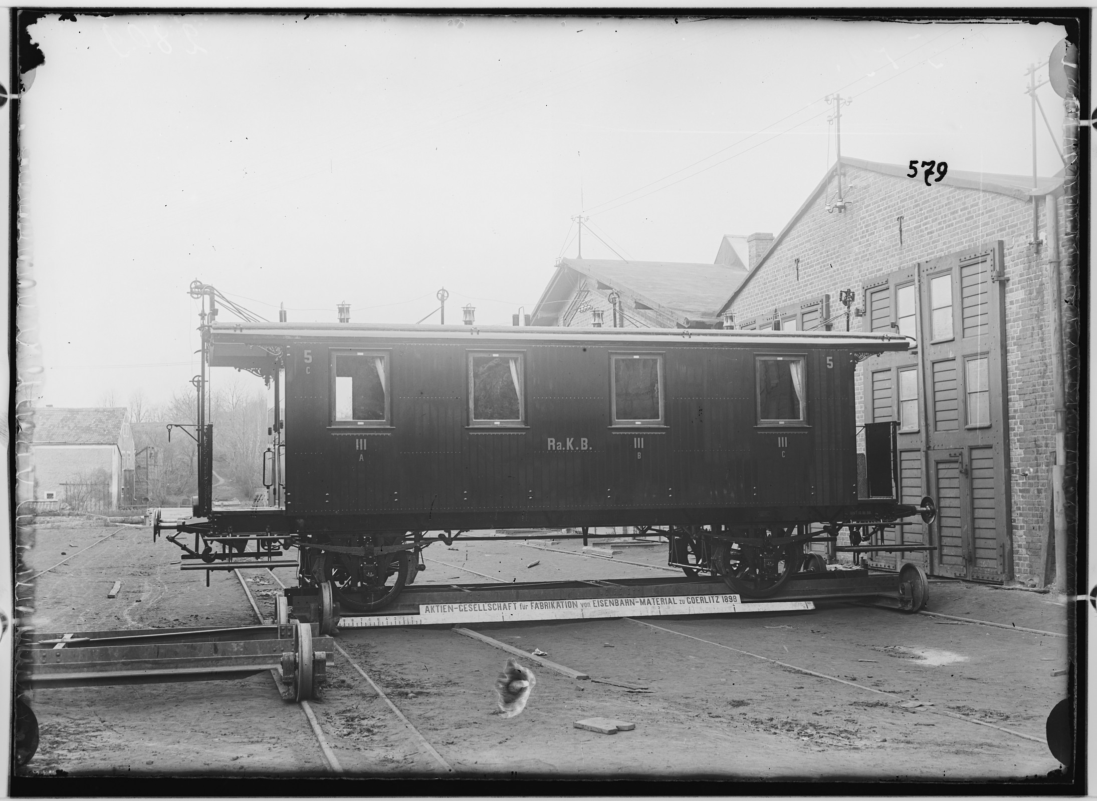 Fotografie: zweiachsiger Kleinbahn-Personenwagen dritte Klasse, 1898 (Schenkung der Bombardier Transportation, Werk Görlitz | Eigentum/Sammlung der Verkehrsmuseums Dresden gGmbH CC BY-NC-SA)