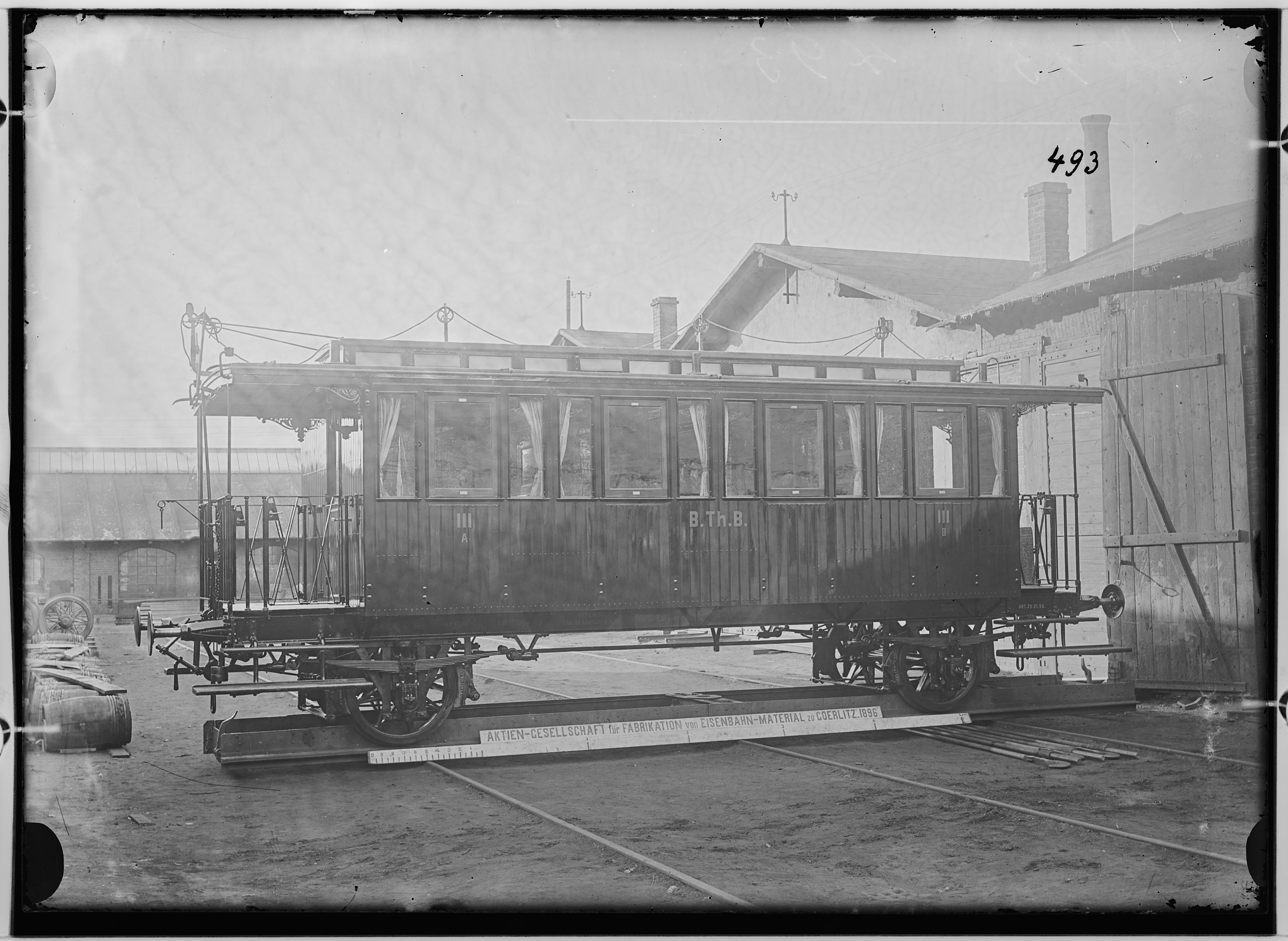 Fotografie: zweiachsiger Kleinbahn-Personenwagen dritte Klasse mit Gewichtbremse, 1896 (Schenkung der Bombardier Transportation, Werk Görlitz | Eigentum/Sammlung der Verkehrsmuseums Dresden gGmbH CC BY-NC-SA)