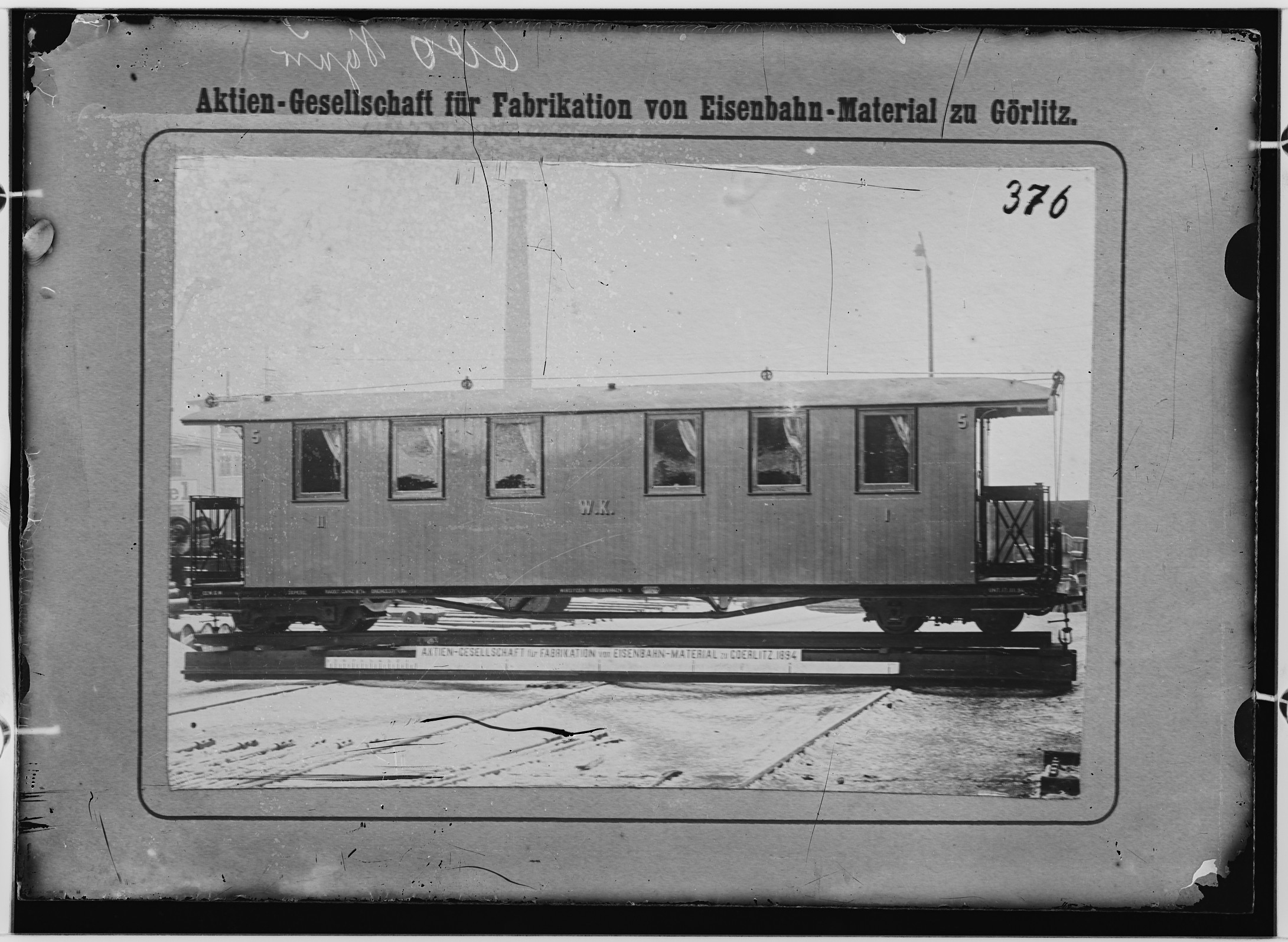 Fotografie: zweiachsiger Kleinbahn-Personenwagen erste und zweite Klasse, 1894 (Schenkung der Bombardier Transportation, Werk Görlitz | Eigentum/Sammlung der Verkehrsmuseums Dresden gGmbH CC BY-NC-SA)