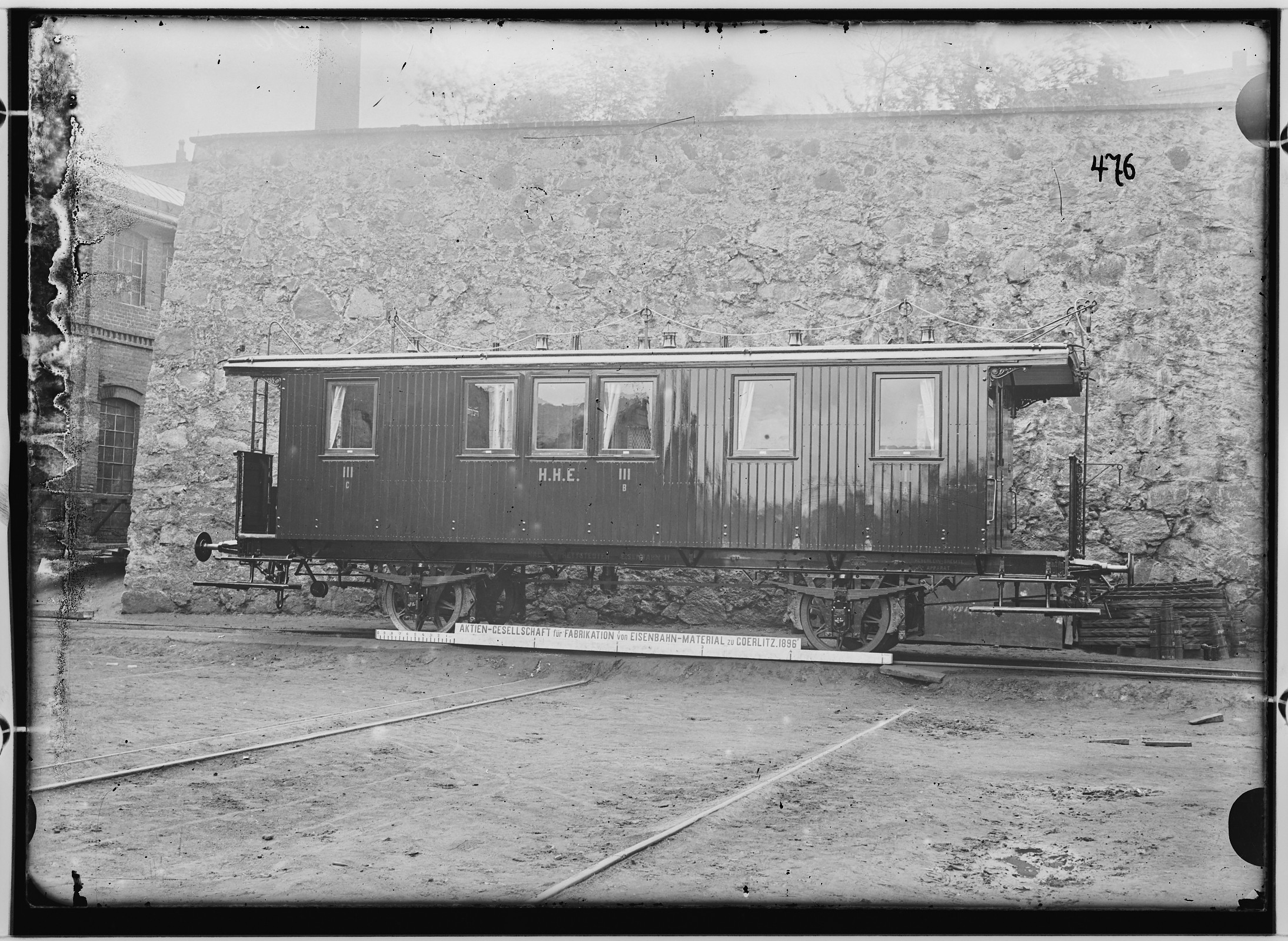 Fotografie: zweiachsiger Kleinbahn-Personenwagen mit Gewichtbremse, 1896 (Schenkung der Bombardier Transportation, Werk Görlitz | Eigentum/Sammlung der Verkehrsmuseums Dresden gGmbH CC BY-NC-SA)